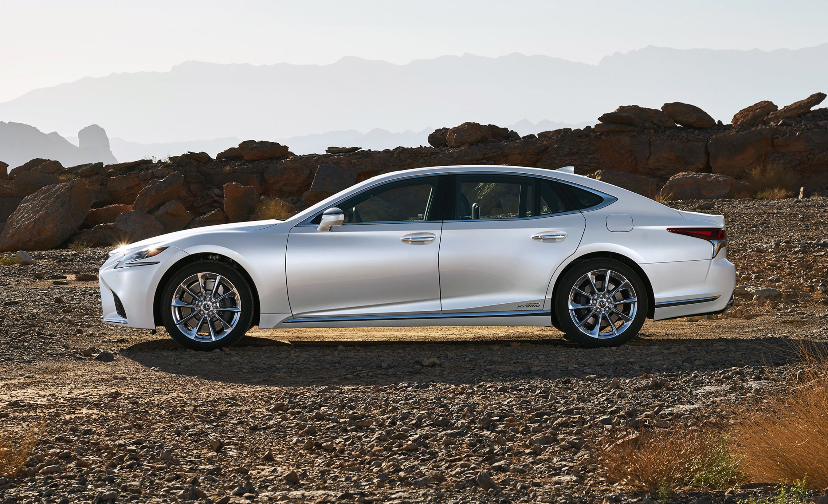 Lexus LS 400 er i liga med Mercedes-Benz S-klasse og var Lexus' første model for 30 år siden.