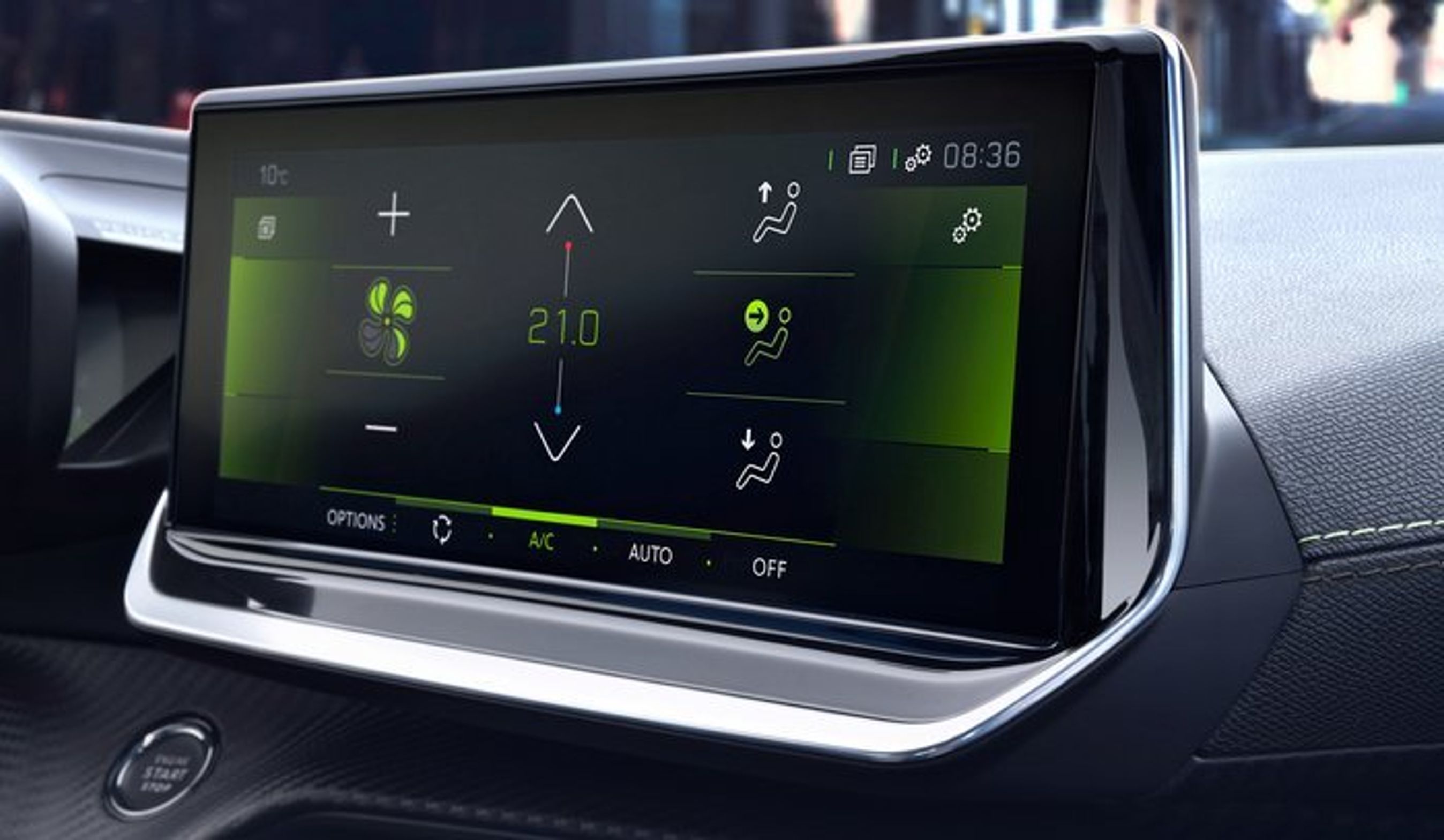 Der bliver valg mellem tre skærme i midten, hvorfra man ser navigationsanlæg, radio og lignende.