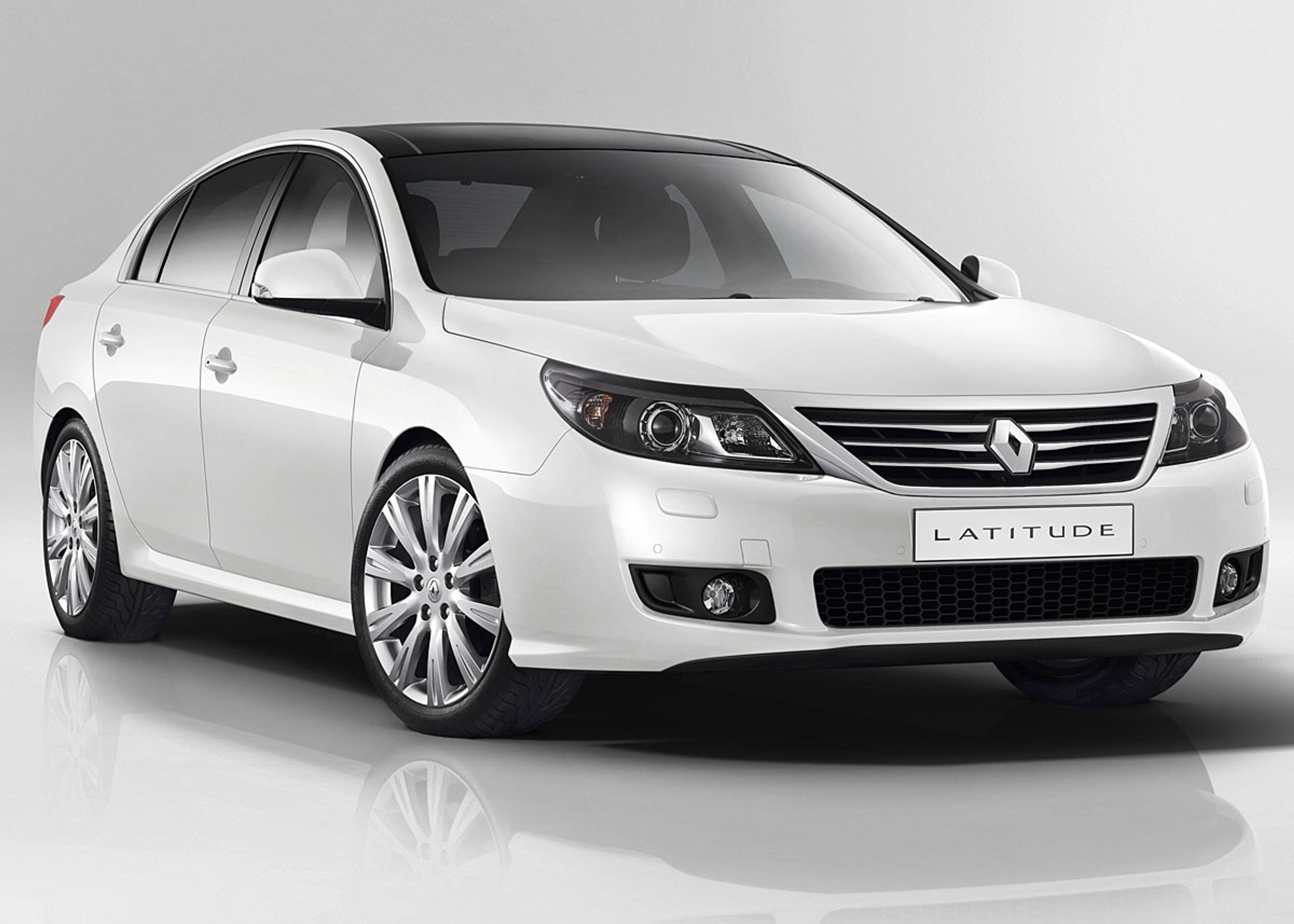 Fronten på Latitude gør den genkendelig som en Renault, men det er et meget forsigtigt design for en Renault.