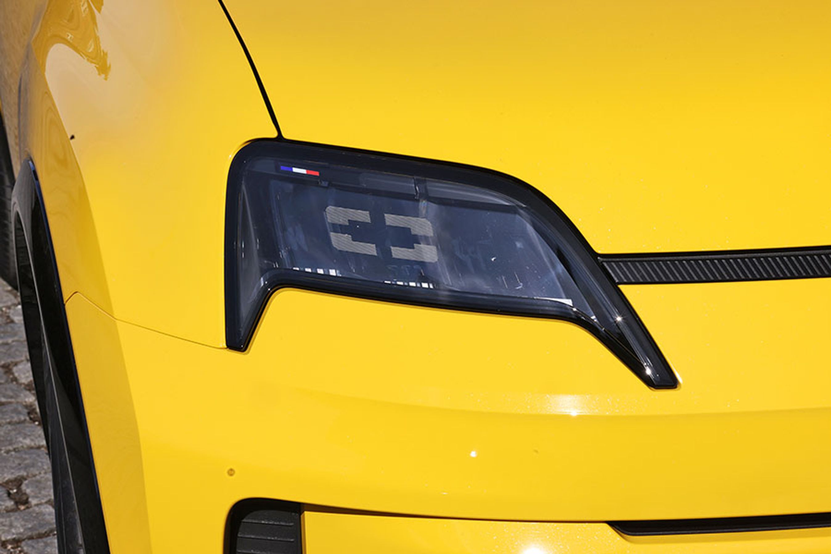 Forlygterne er af LED-typen. De kan selv blænde op og ned, men er ikke af matrix-typen. Vi savner lygtevaskere.