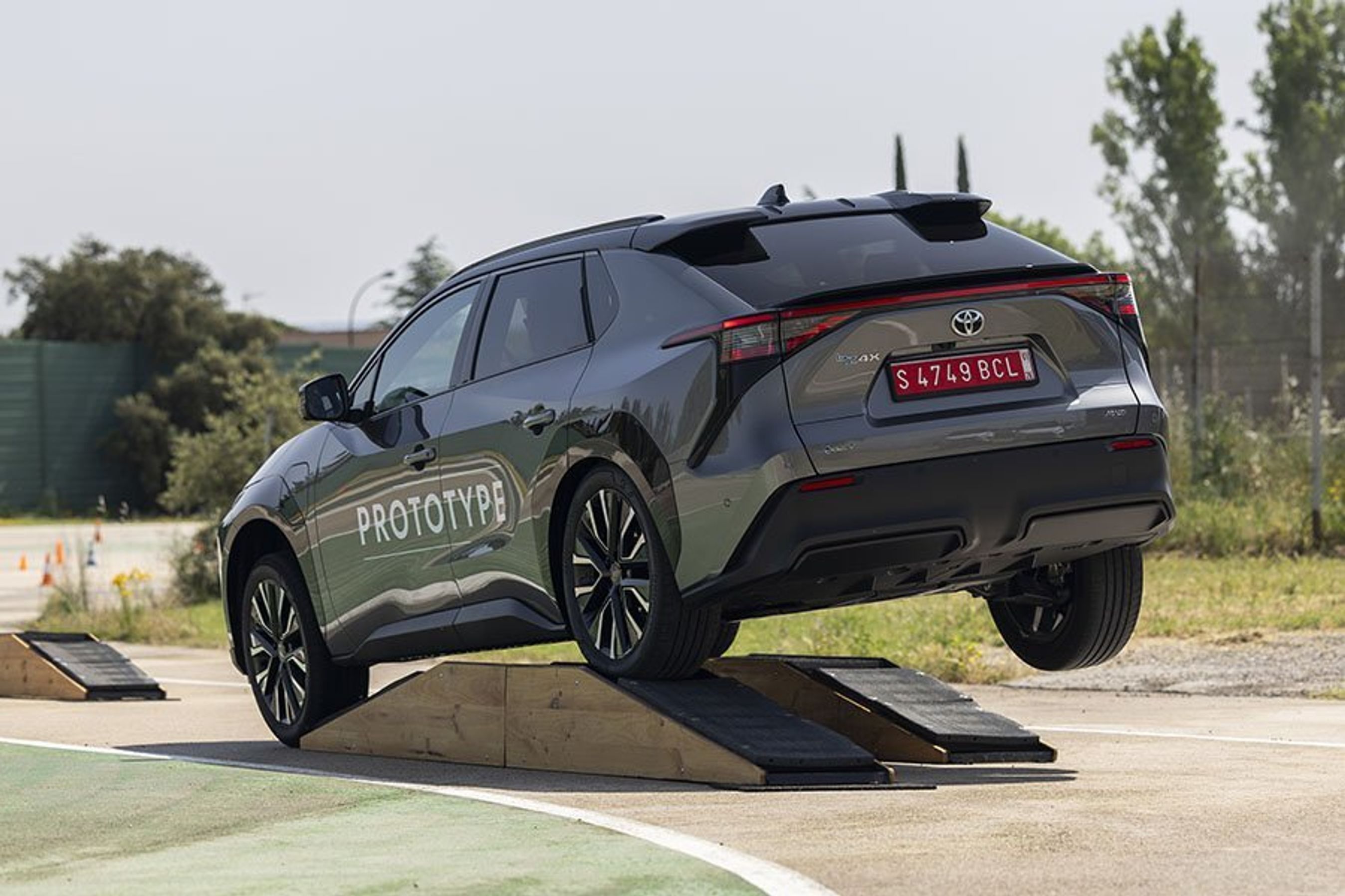 Elbilen Toyota bZ4X kører på terrænbane