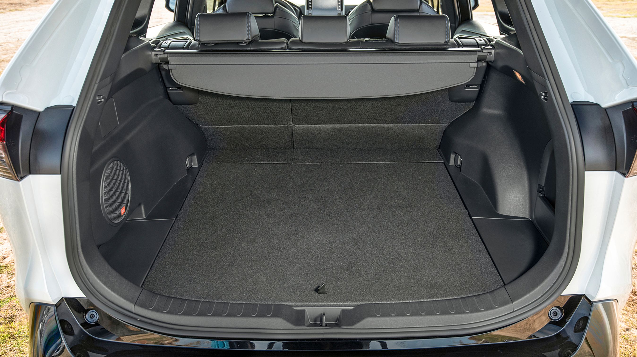 Et stort bagagerum byder på 580 liter volumen, hvilket er meget flot. Et vandret rullegardin fungerer på samme måde som i en stationcar.