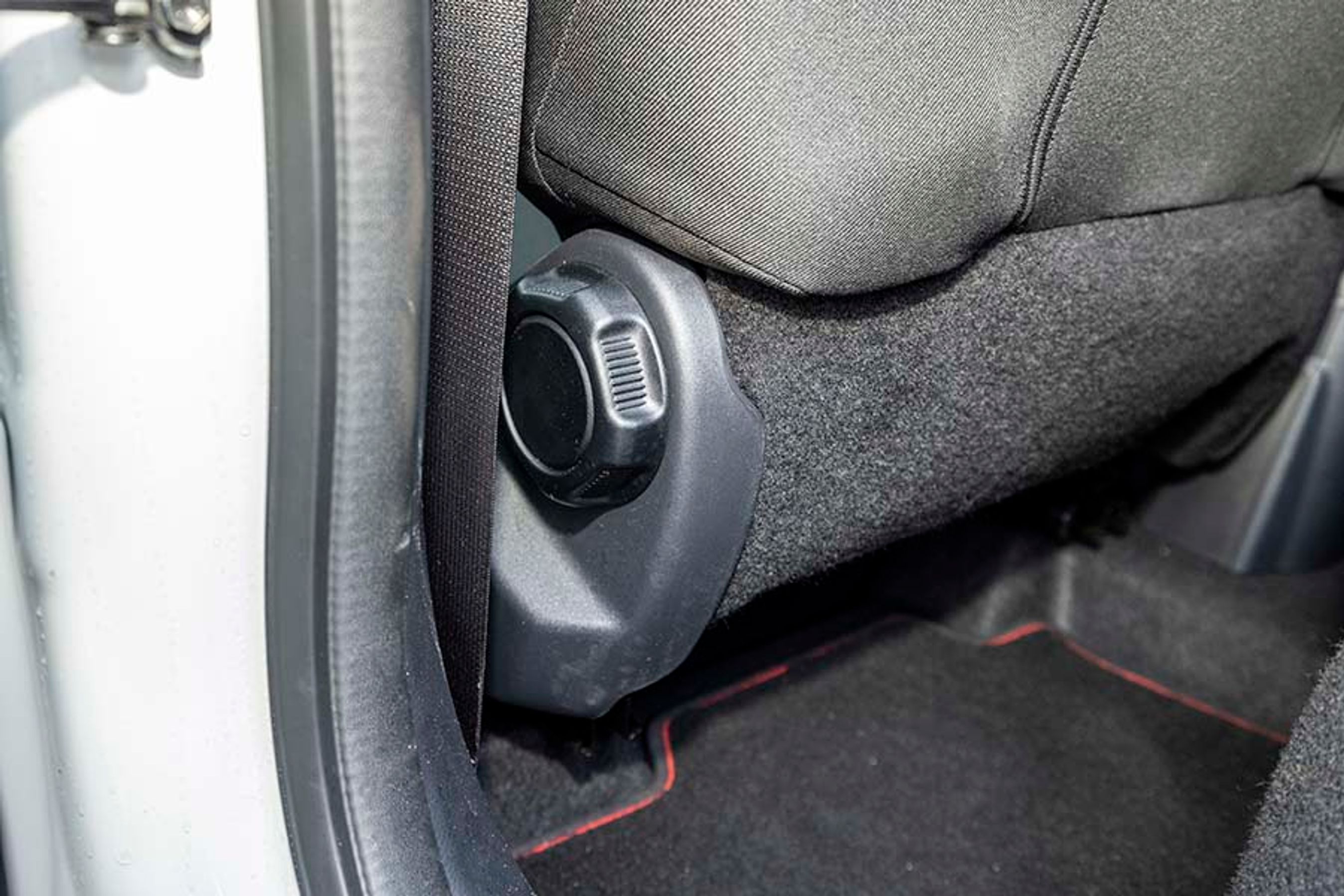 Ryglænet i førersædet kan justeres trinløst, men det kræver lidt akrobatik at nå drejehjulet.