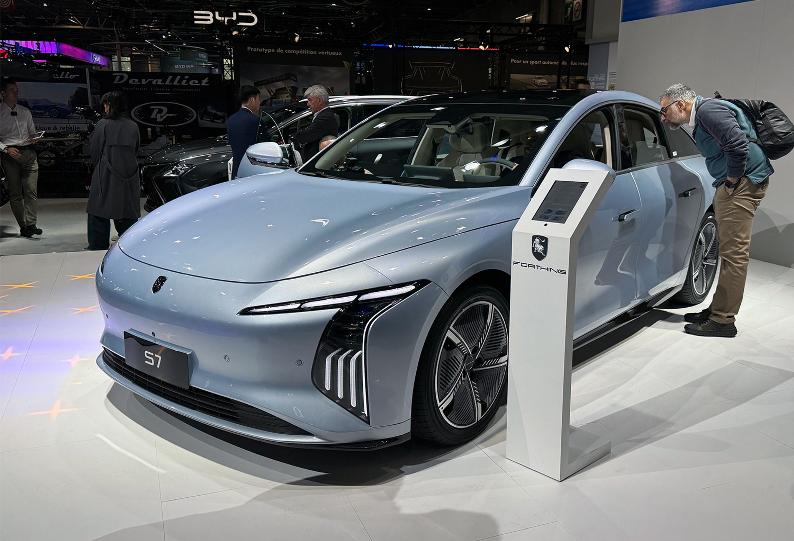 Forthing er et kinesisk mærke, der nu er med på en europæisk biludstilling for anden gang. Det er uklart, hvornår mærket begynder at sælge bilerne. Forthing indgår i Dongfeng-koncernen.