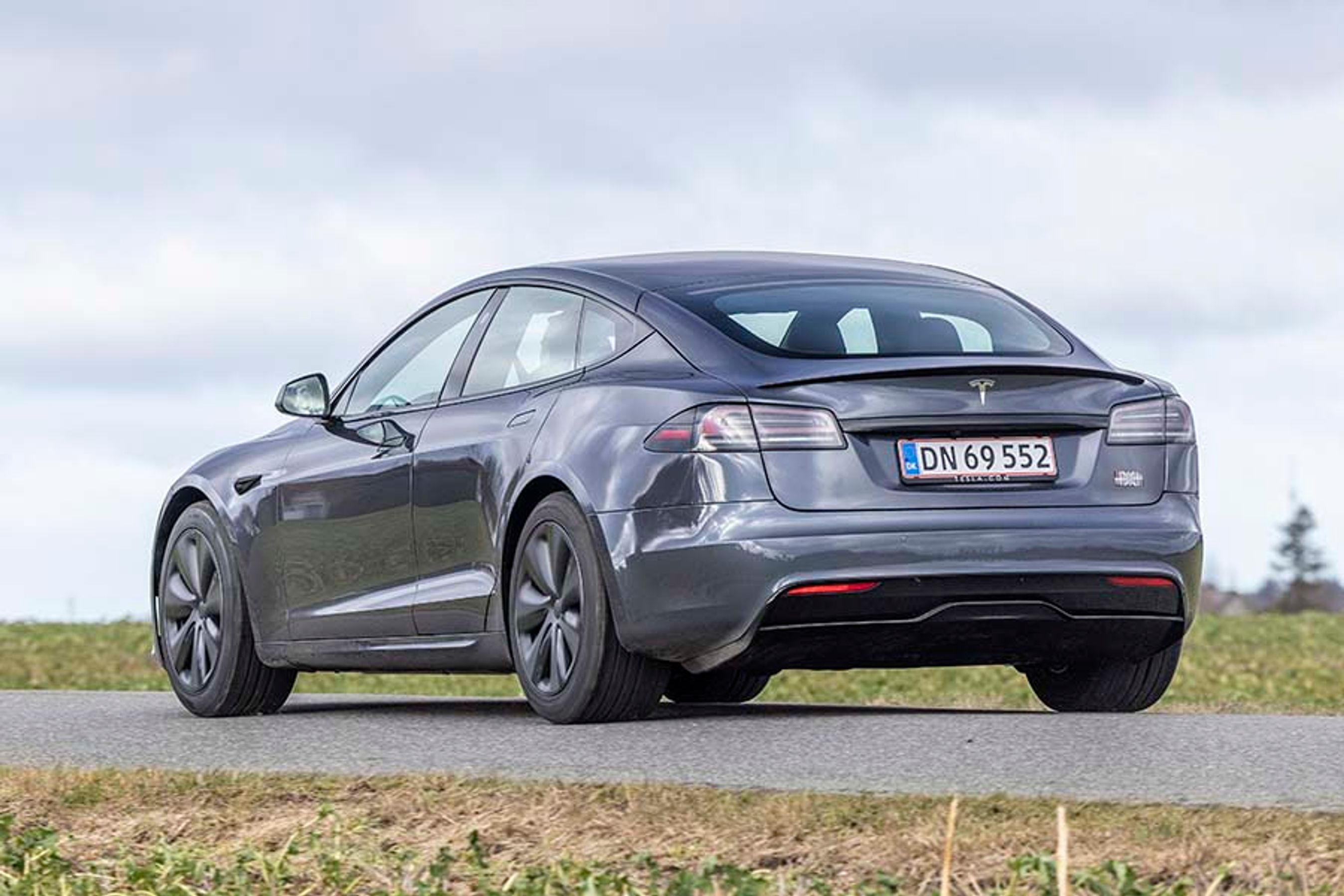 Model S er i sin grundform stadig samme bil som for 10 år siden. Der er en stor bagklap ligesom f.eks. Mercedes-EQ EQS. Det er praktisk, men modsat tidligere kan man ikke få den i en syvsædet udgave. 