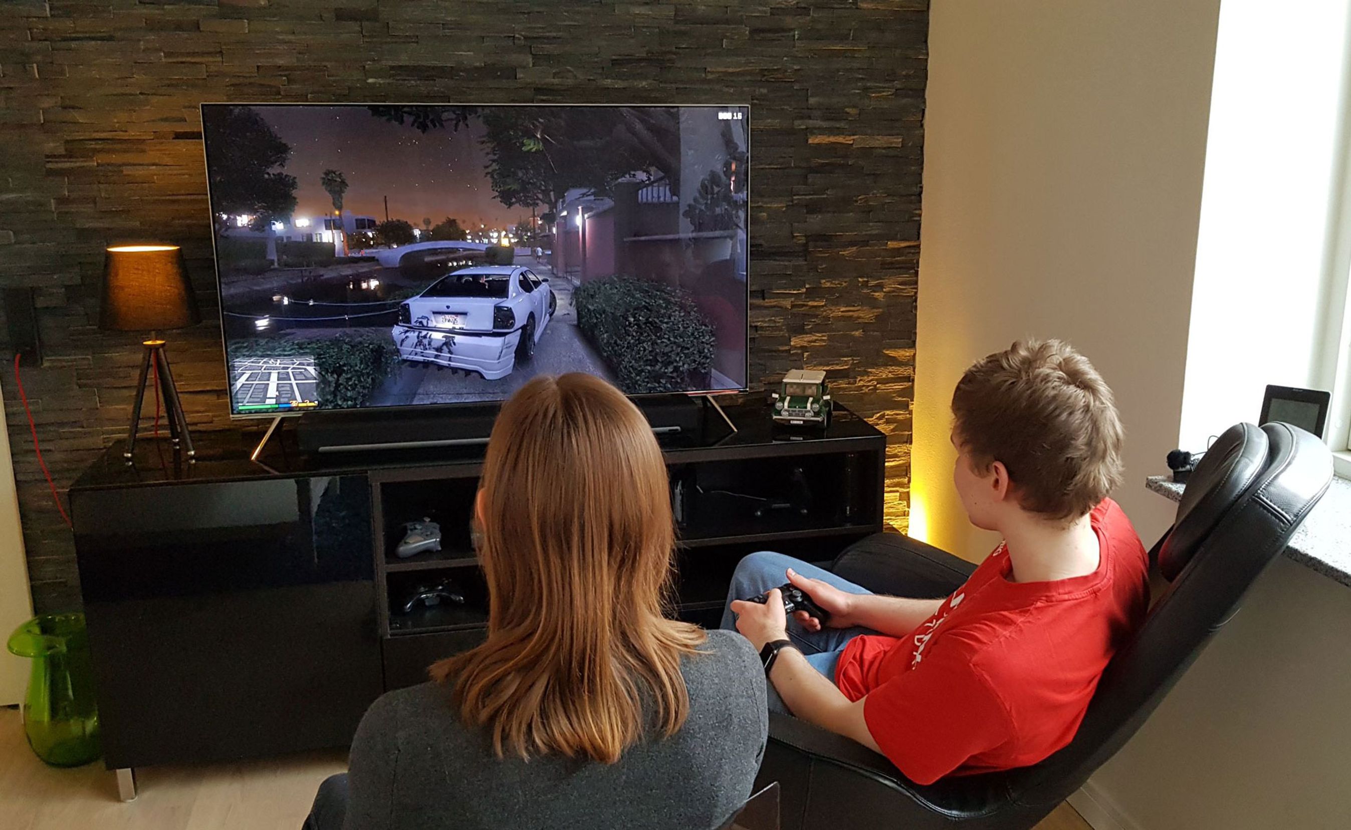 Politiet er begyndt at overvåge fartglade unge, når de spiller bilspil på computeren.