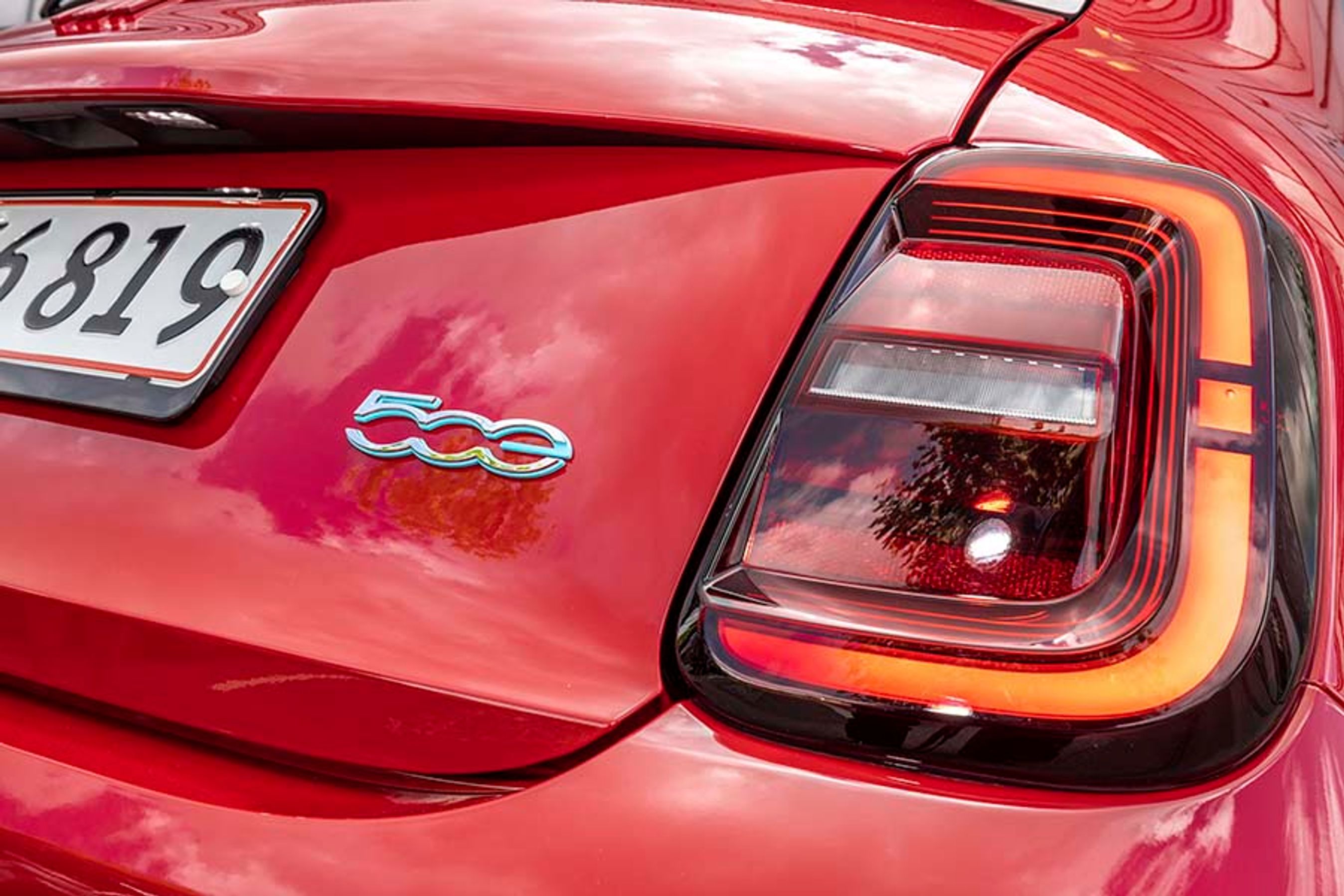 Designet på den elektriske 500 er ikke identisk med versionerne med benzinmotor, men designstilen er den samme. Den elektriske udgave er både længere, højere og bredere. 