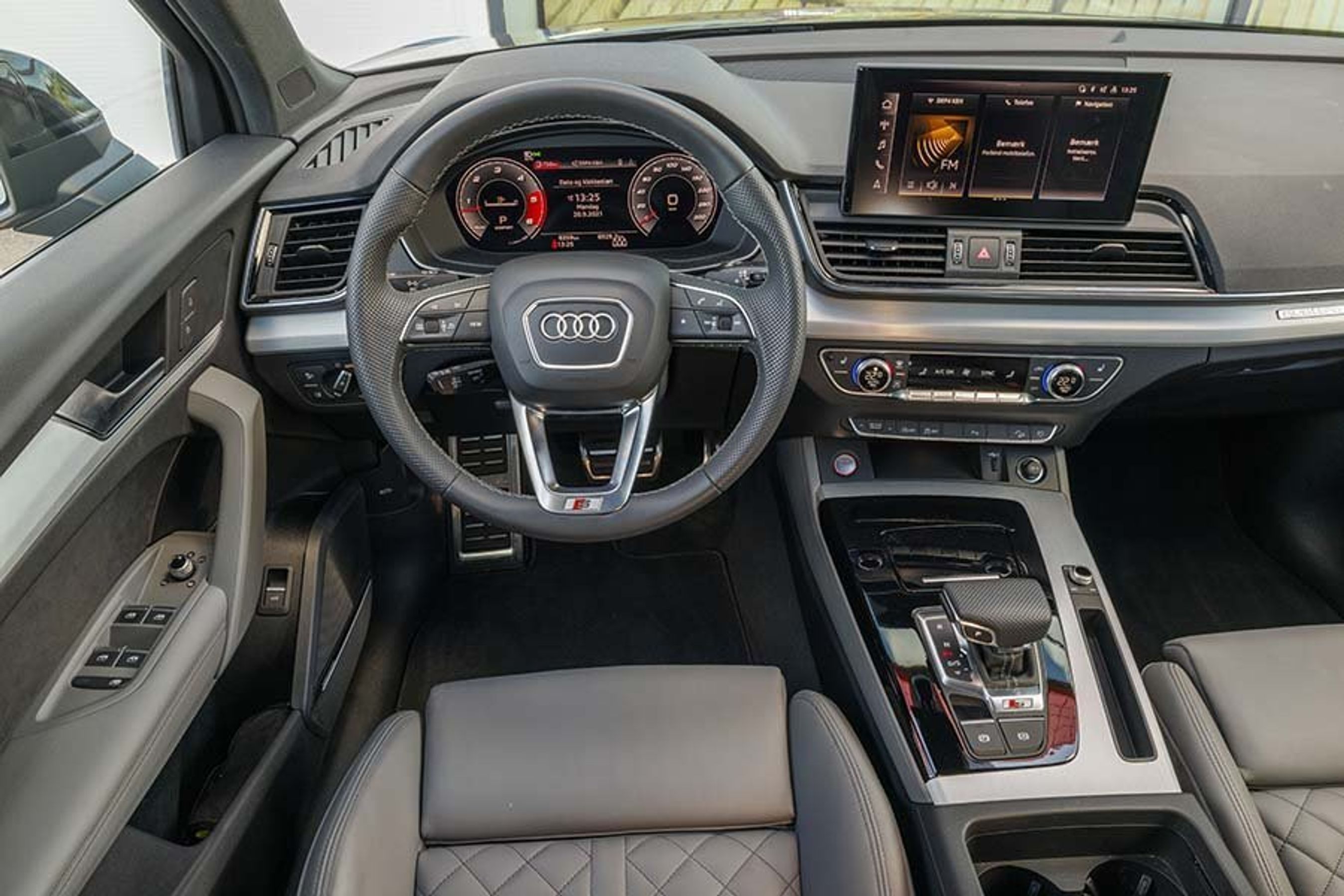 Førerpladsen er en lækkerbisken for dem, der kan lide masser af knapper og sorte materialer med kromdetaljer. 