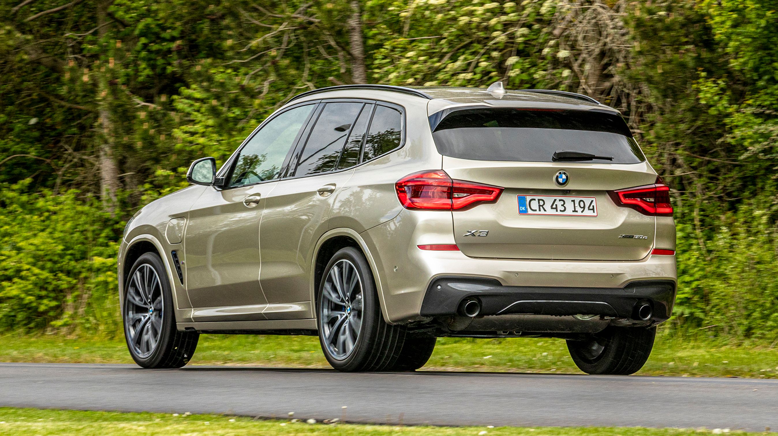 Den store BMW X3 30e er forsynet med firehjulstræk, der er aktiveret, både når bilen kører på el, og når den kører på benzin.