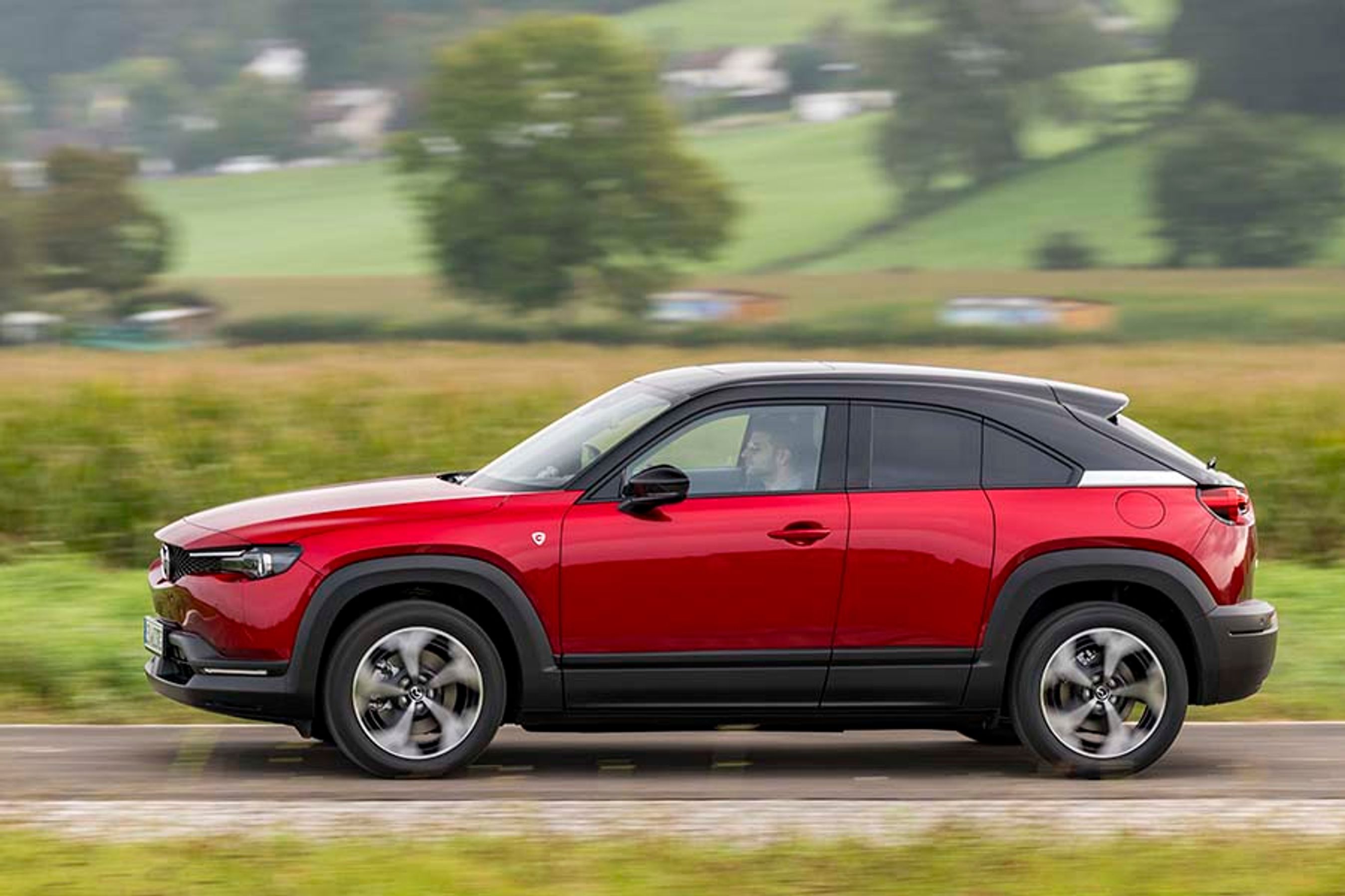 Den lille bil har næsten coupé-agtige linjer, men der er to døre i hver side af bilen og udmærket plads ved bagsædet.