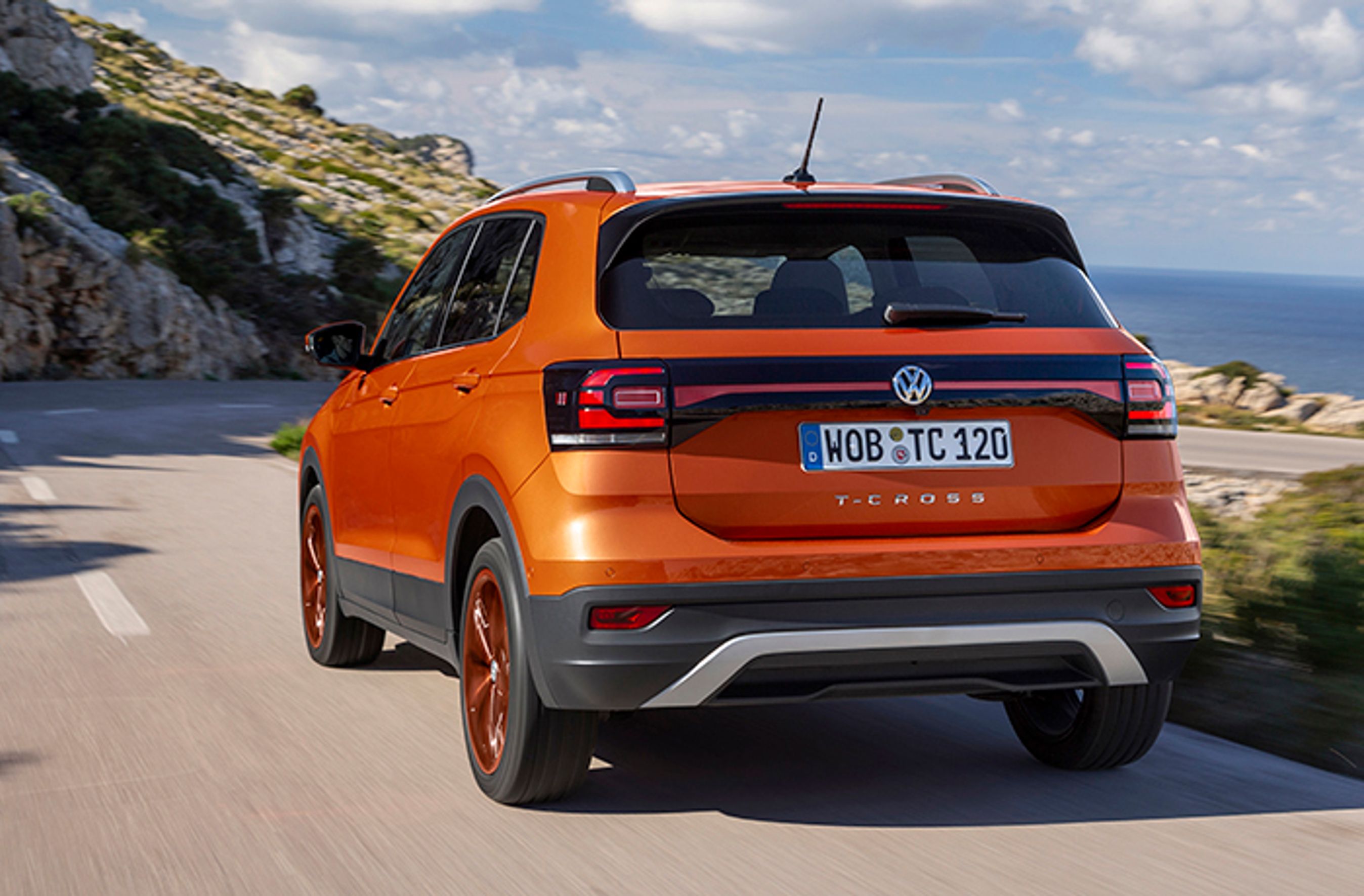 Alle udgaver af T-Cross har de karakteristiske LED-baglygter. Det røde bånd mellem dem er en refleksstribe, der er med til at give bilen karakter.