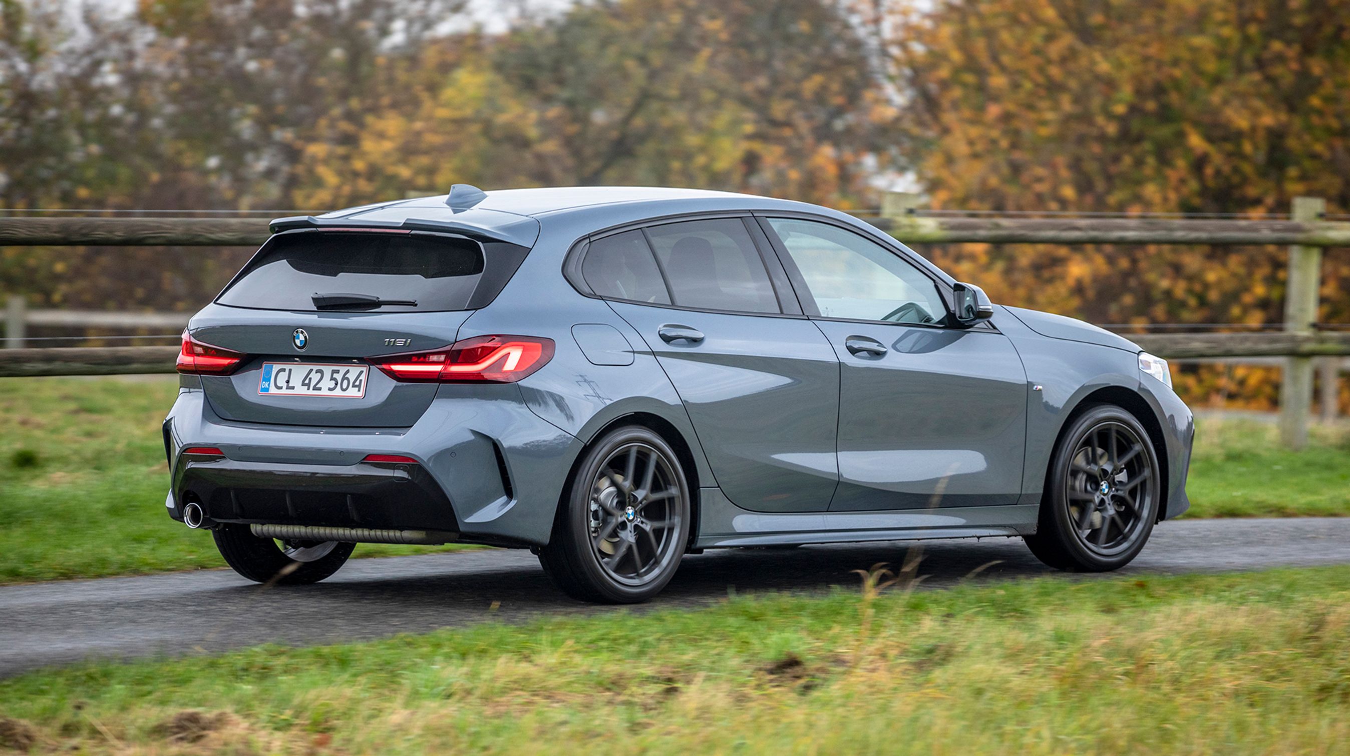 1-serien fås kun som femdørs, hvor de første modeller også fandtes som tredørsudgaver. Vil du have færre døre, må du vælge 2-serien.