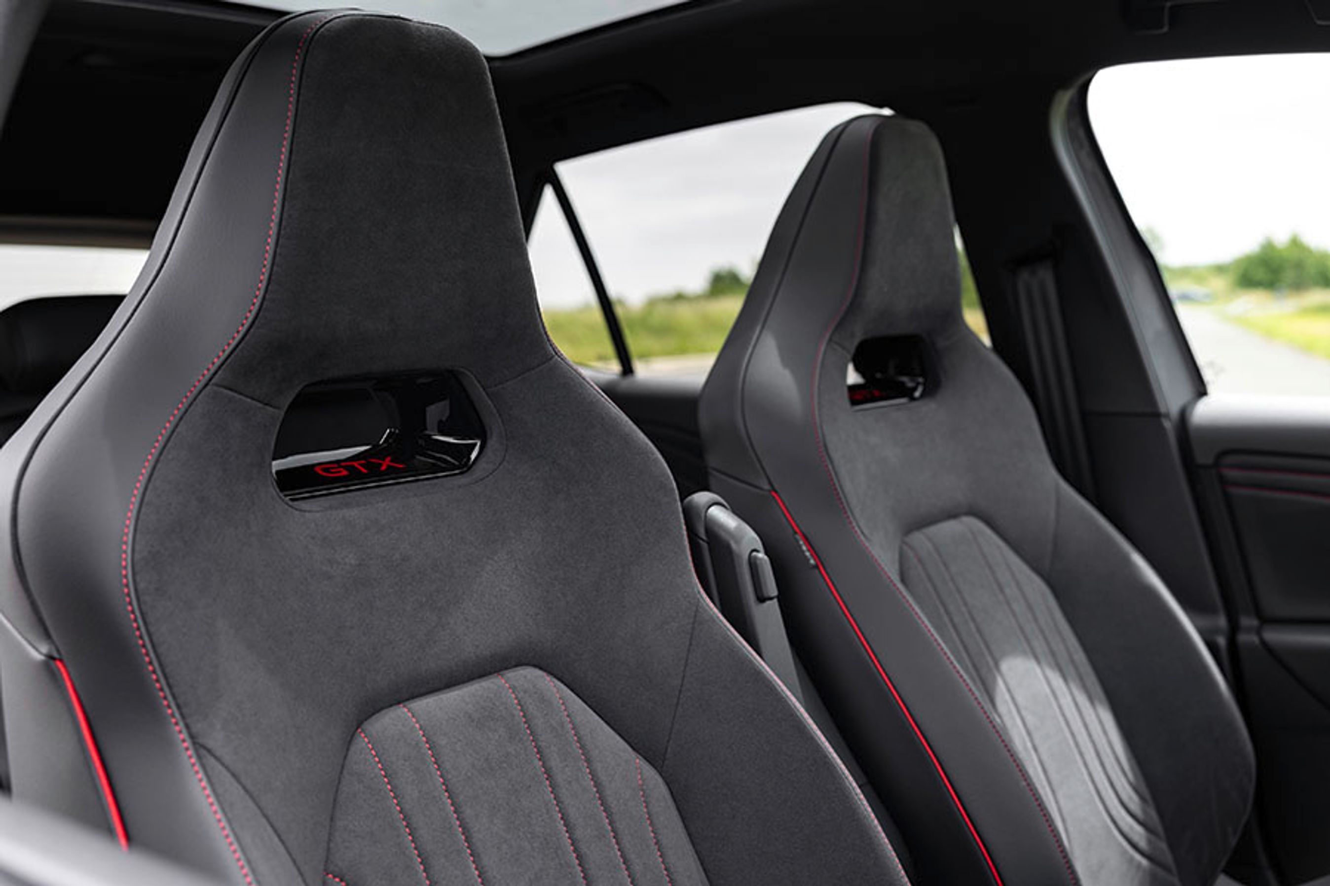 Der bruges genbrugsplast i sædematerialet, som føles meget luksuriøst og lækkert. Performance-versionen har el-justerbare sæder og mulighed for at justere lårstøtten. Sæderne er mørke, men syningerne er røde, fordi det var en populær farve på den oprindelige Golf GTI.