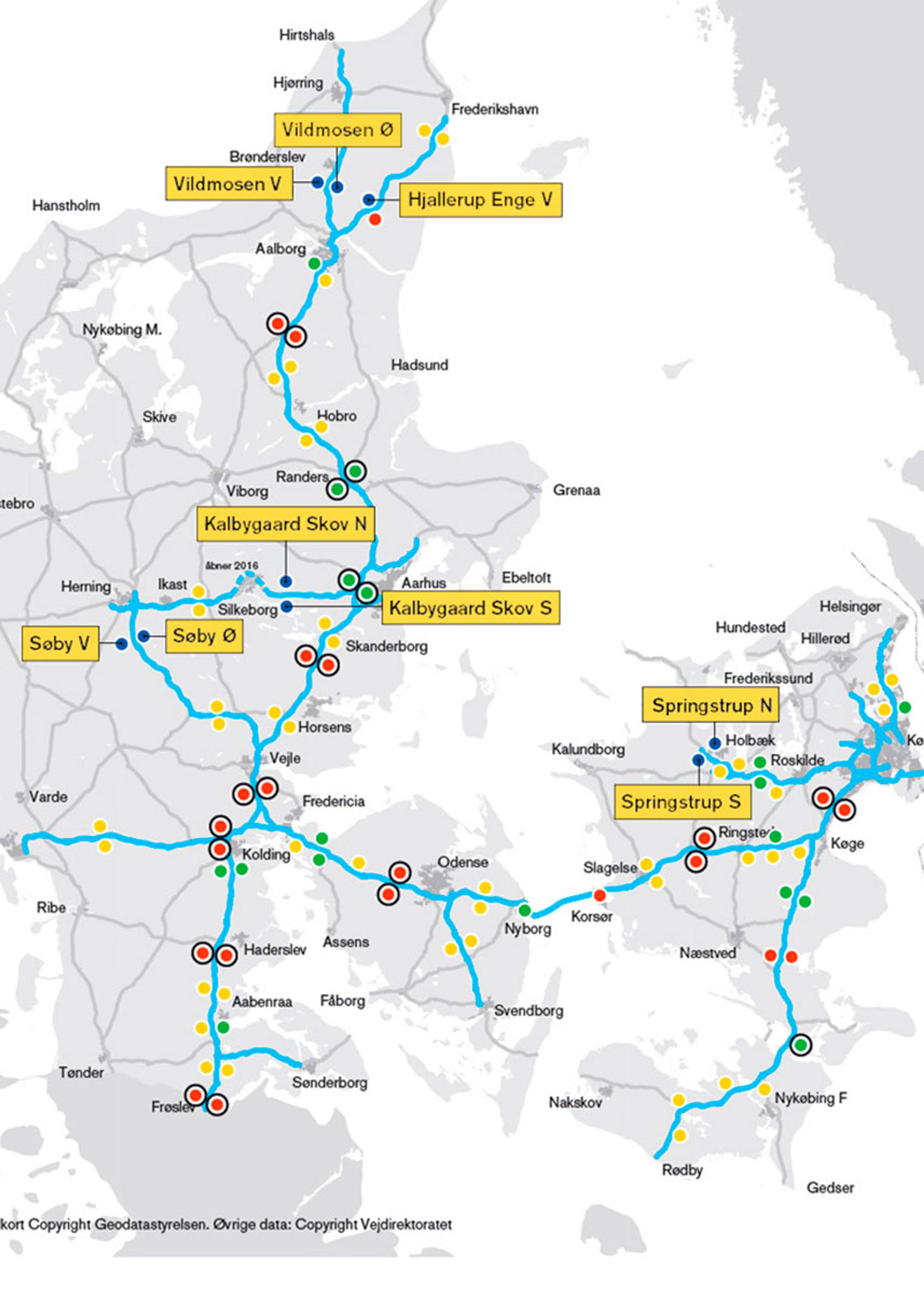 I alt ni steder (markeret med gult) blev udbudt til brændstofselskaberne for halvandet år siden. Her skal de nye tankstationer ligge:   Hirtshalsmotorvejen (Vildmosen V)  nyt ubemandet F24-anlæg Silkeborgmotorvejen (Kalbygaard Skov N og Kalbygaard Skov S)  nye bemandede Q8-anlæg Midtjyske Motorvej (Søby V og Søby Ø) - nye ubemandede F24-anlæg Holbækmotorvejen (Springstrup S og Springstrup N) - nye ubemandede F24-anlæg.