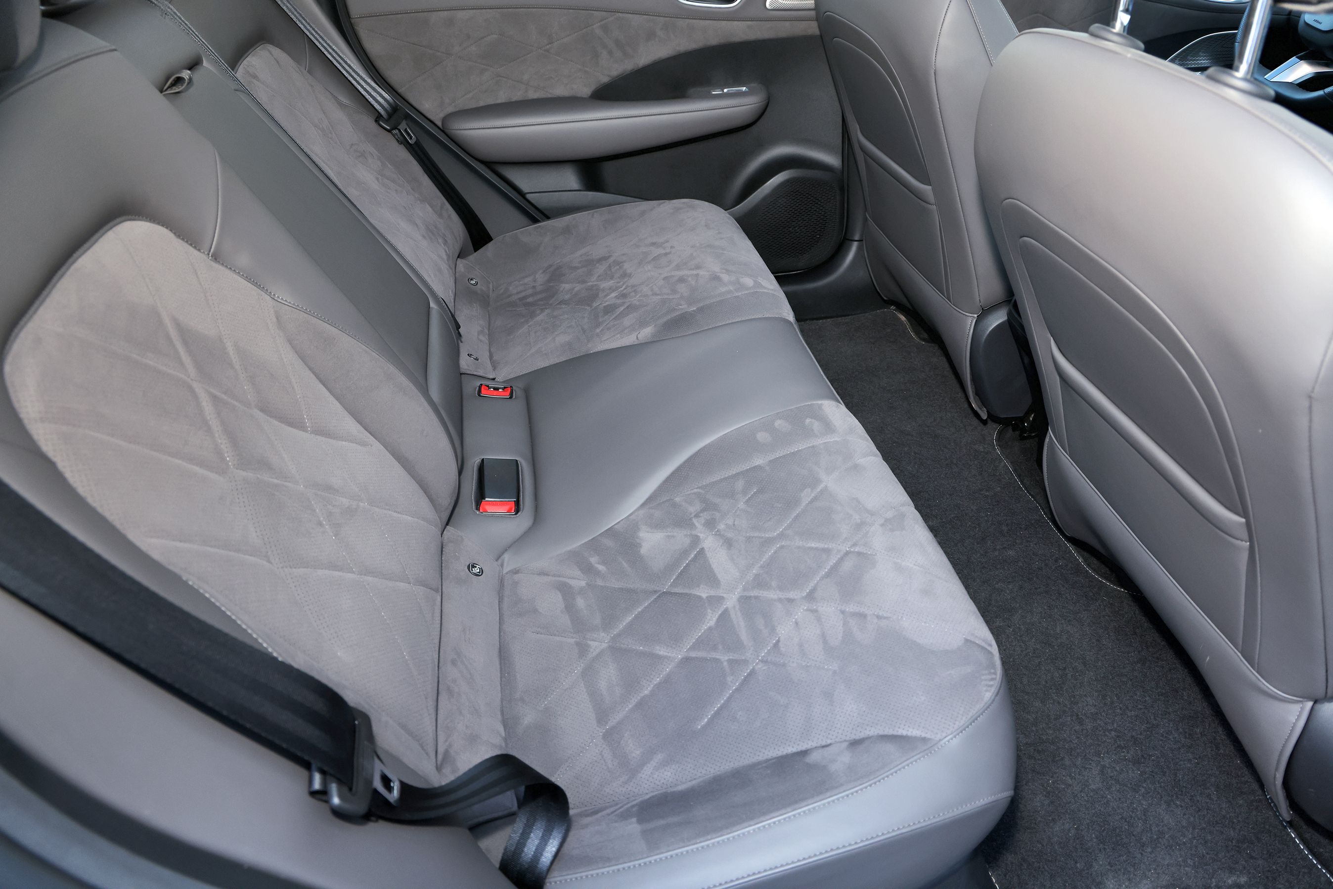 Flot kunstlæder på bagsæderne af MGS6. Man kan også se et fladt gulv foran sæderne.