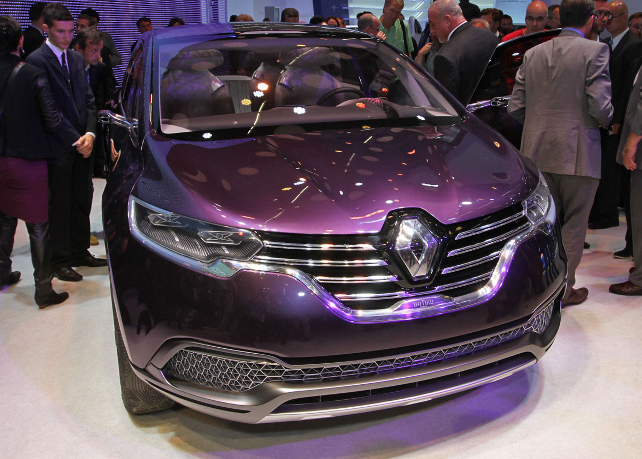 Fronten er ikke overraskenden. Den følger Renaults nye designstil med det dominerende Renault-logo.