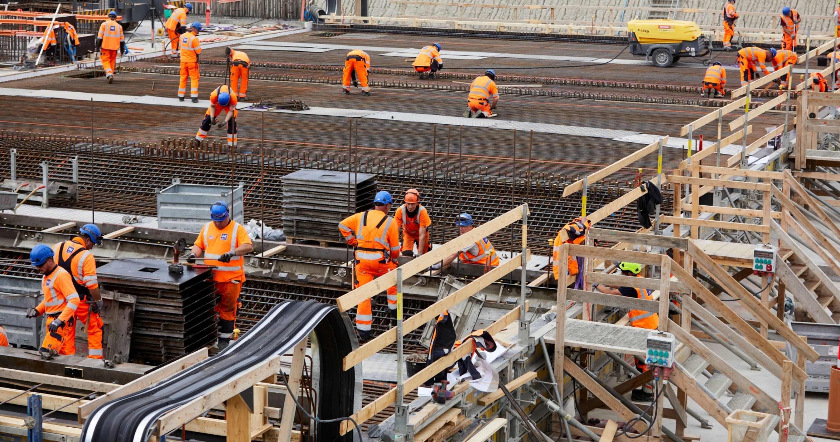 Arbejde på den enorme byggeplads ved Rødbyhavn