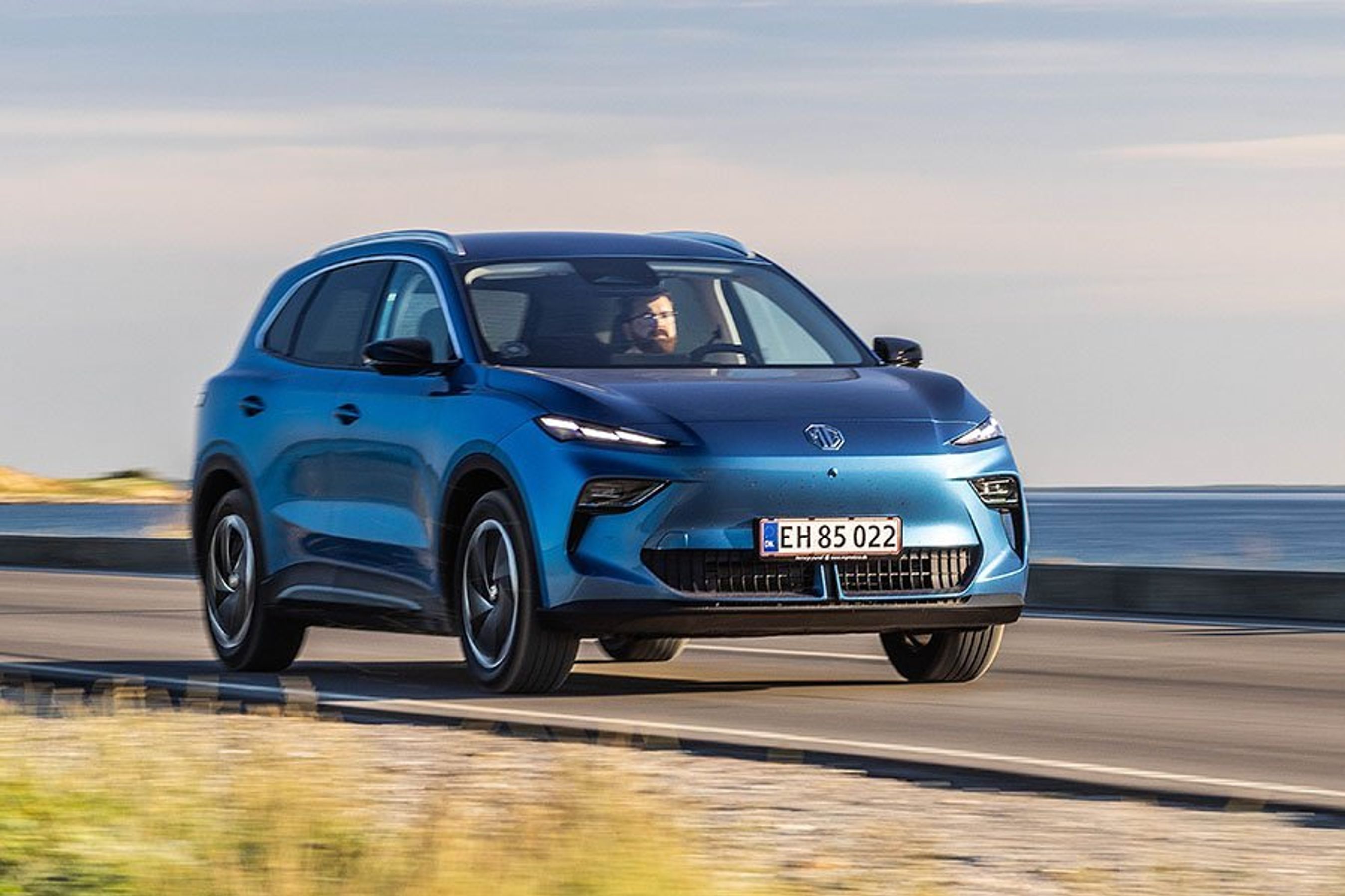 MG S5 kører på vej ved havet