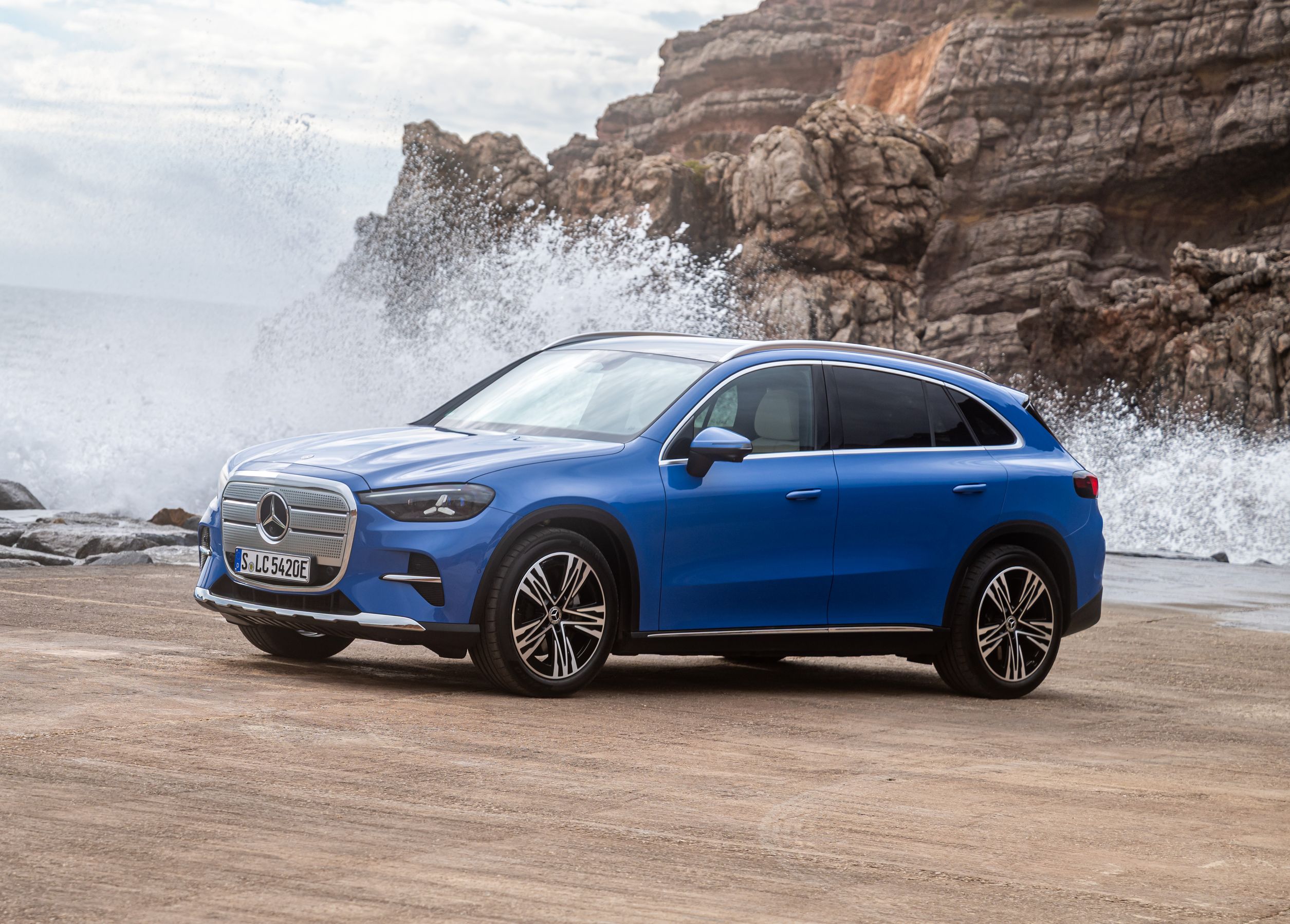 Mercedes-Benz GLC holder på klipper ved havet, emns bølger slår op