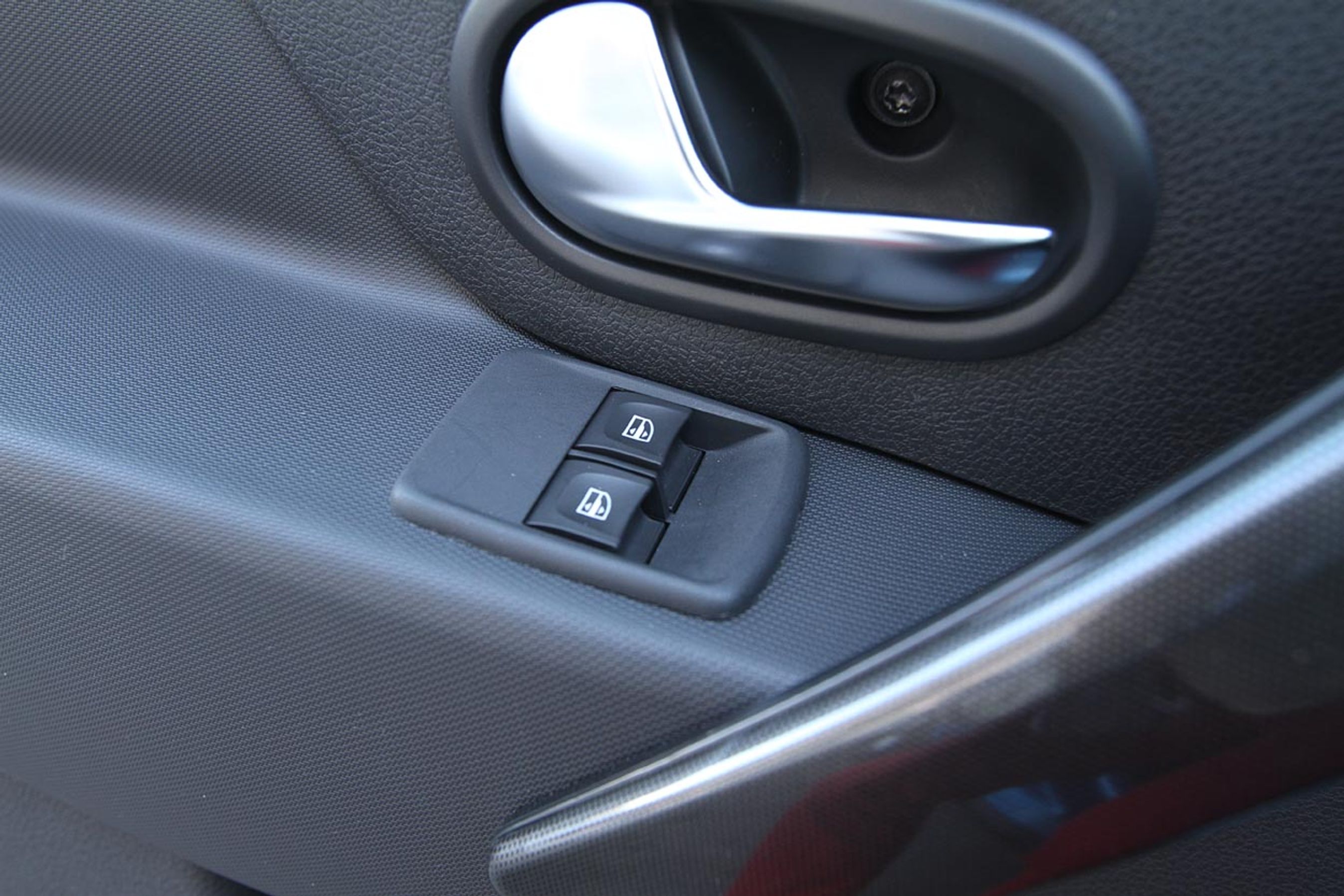 Betjeningen af elruderne sidder nu ude i dørene i begge to eller alle fire afhængigt antal elruder. Tiltrængt.