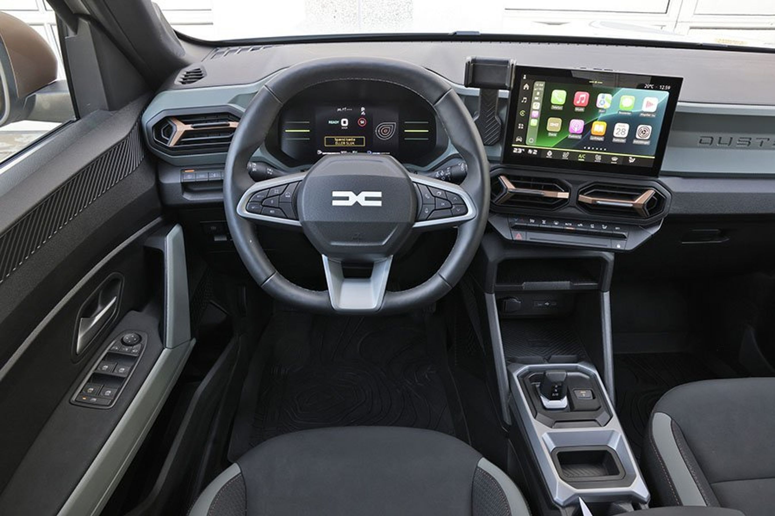 Førerpladsen i en Dacia Duster
