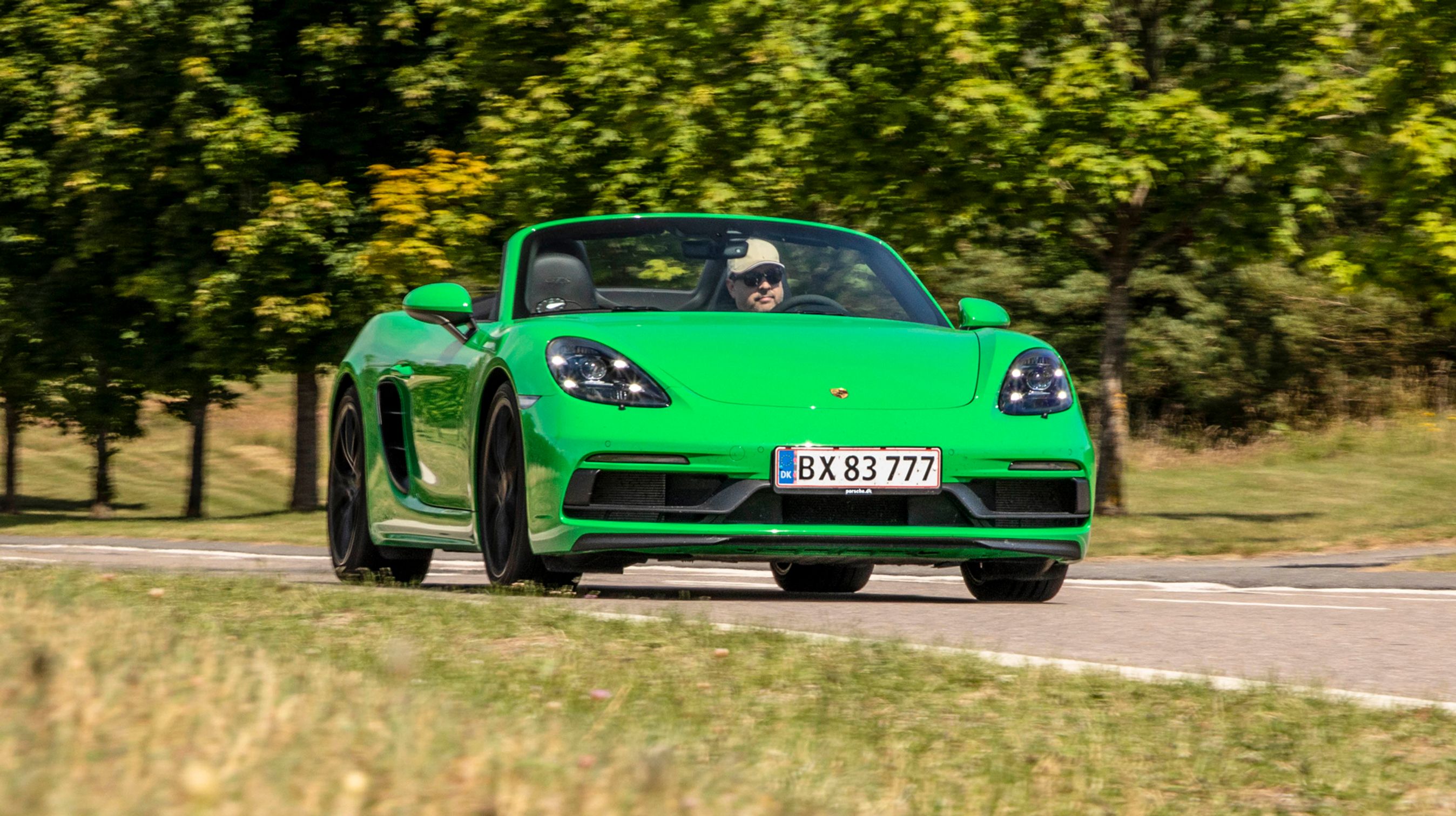 Det er med taget nede, at Boxsterens kvaliteter skinner igennem. Uanset om du kører sportsligt eller bare lader bilen føre dig gennem landskabet, er du omgivet af køreglæde på første klasse.