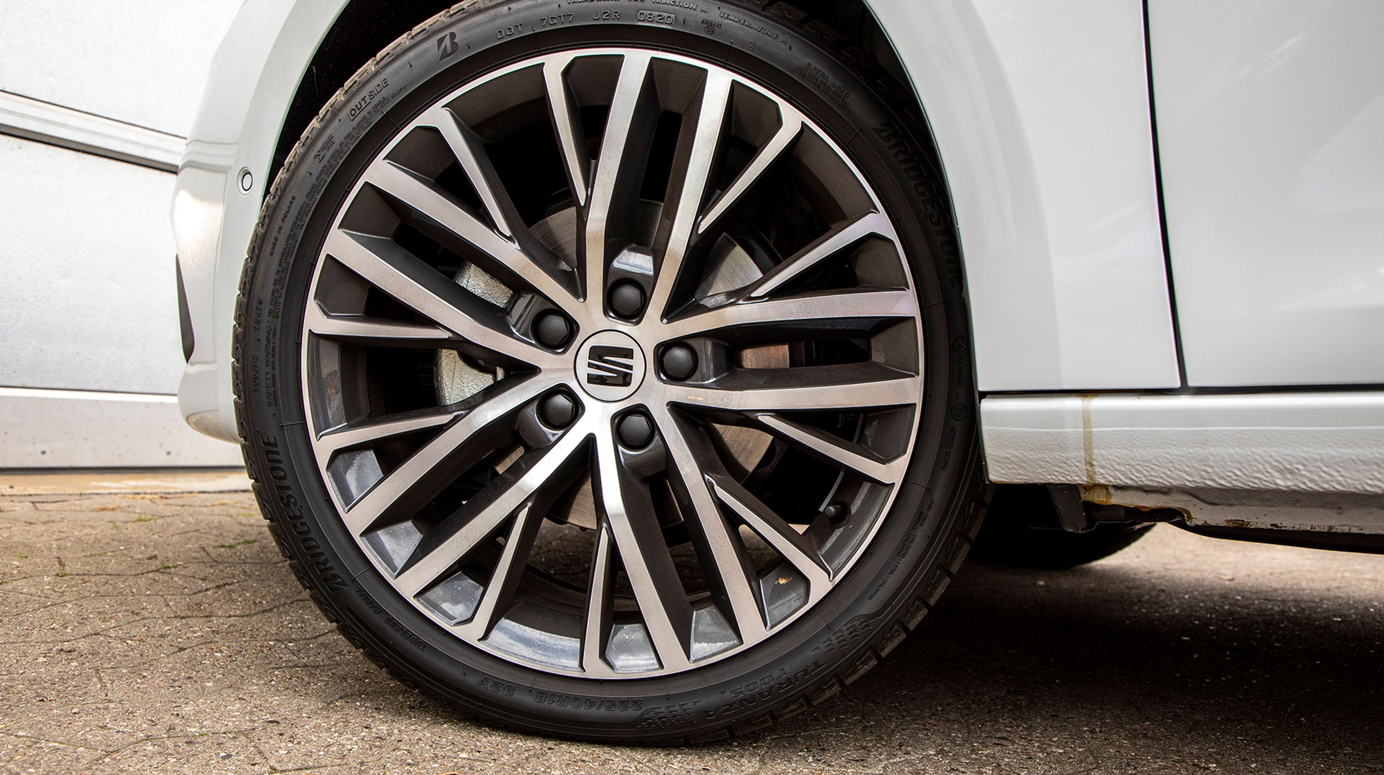 17-tommers letmetalfælge er standard, men her er der opgraderet til 18-tommerfælge. De fungerer godt og forringer ikke komforten nævneværdigt.