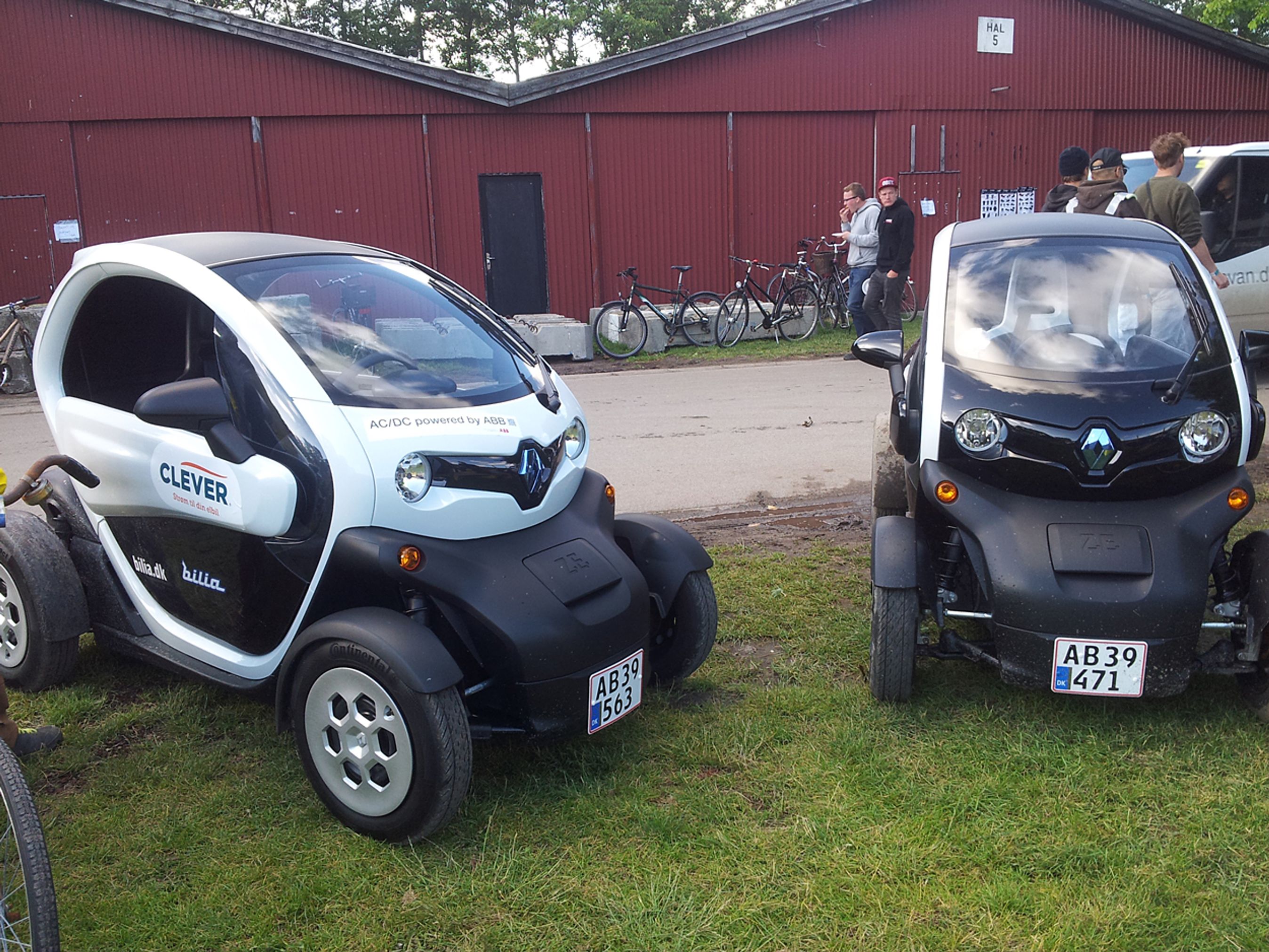 Roskilde Festival løser i år en del af transportopgaverne med elbiler. Her ses Renaults Twizy i backstage village.