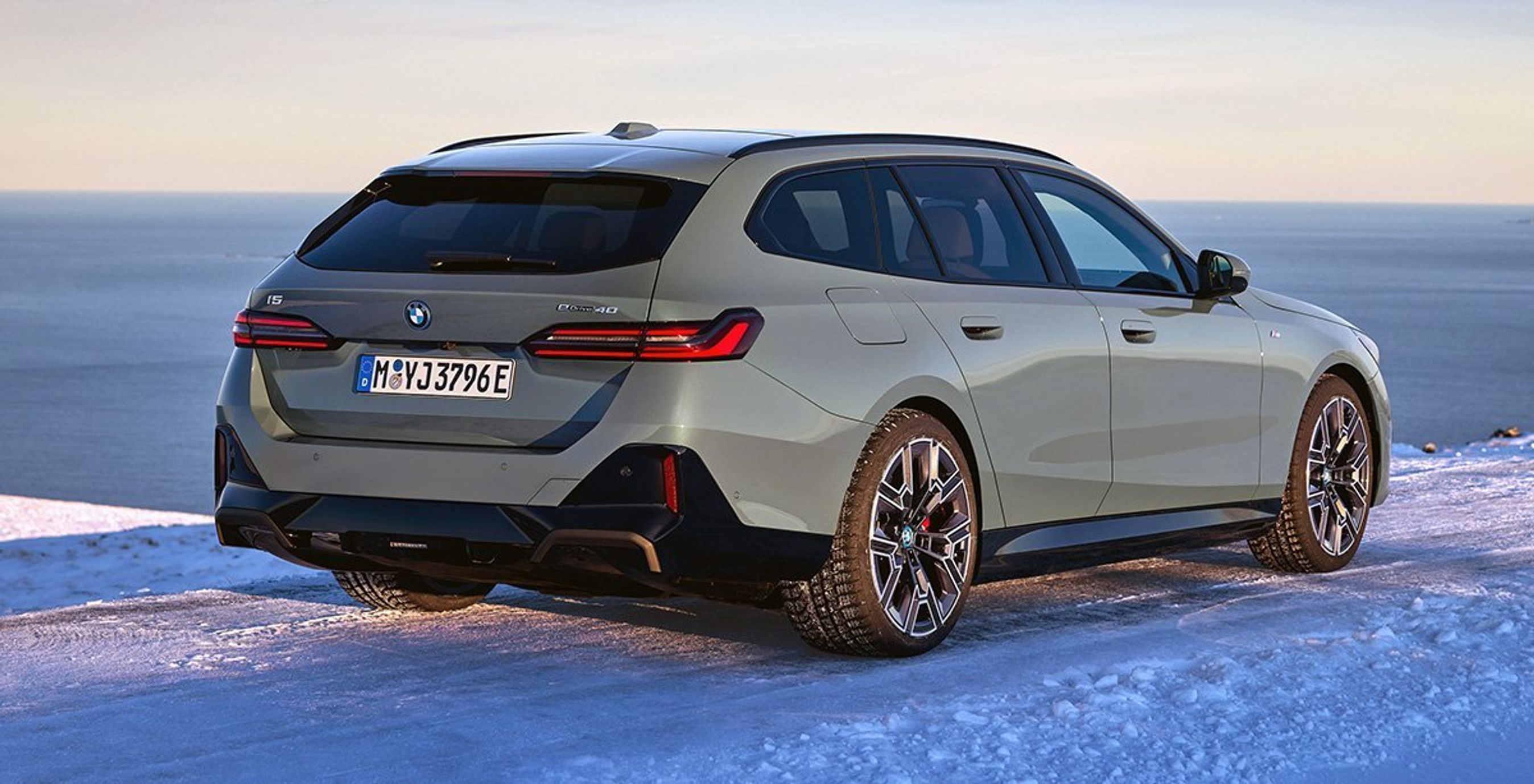 BMW i5 Touring bagfra.