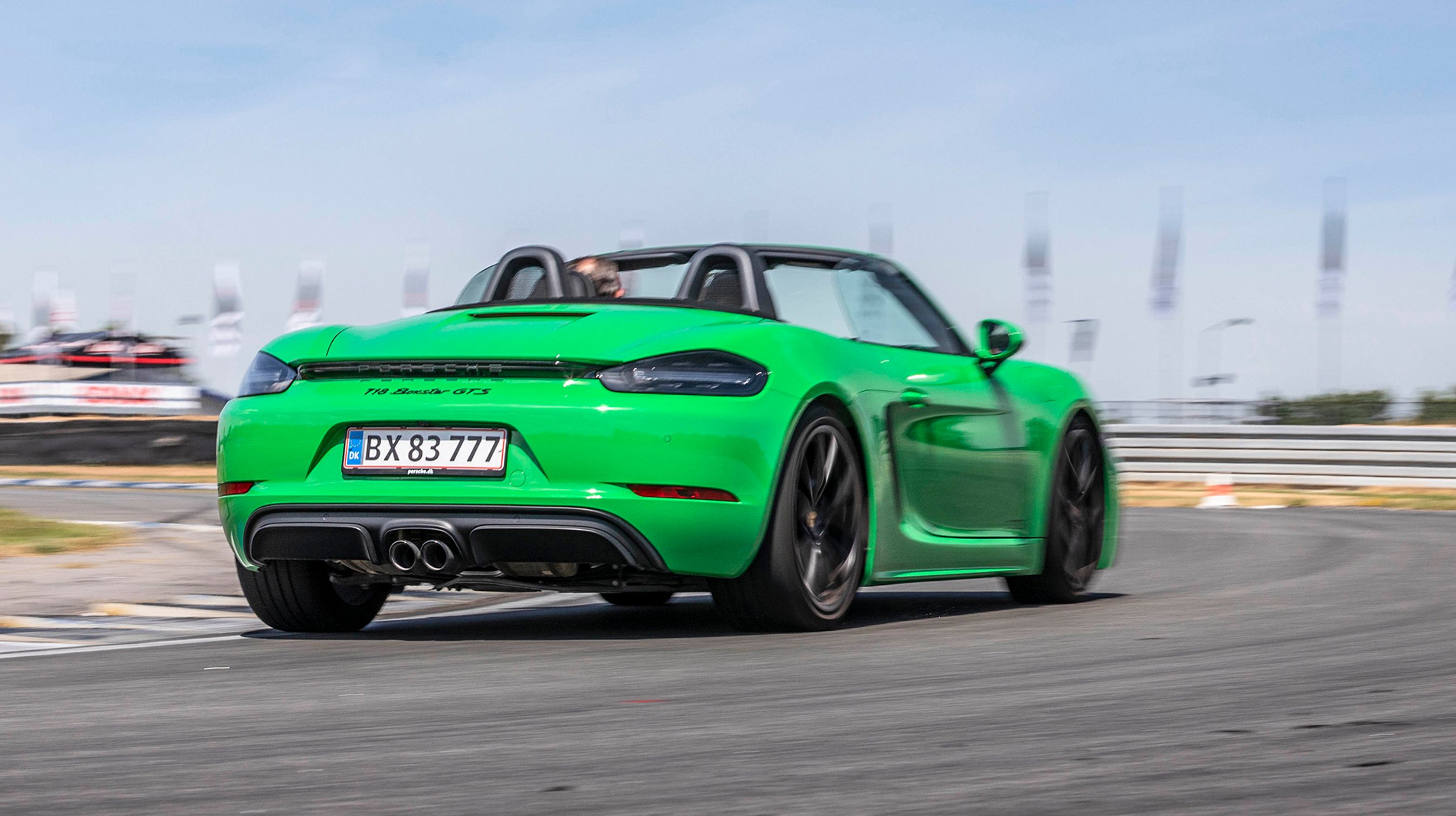 På banen bliver GTS-versionen bare det mere rå og føles langt hen af vejen som en racerbil. Og uanset om du er entusiast eller racerkører, er den udfordrende, engagerende og en inciterende køremaskine.