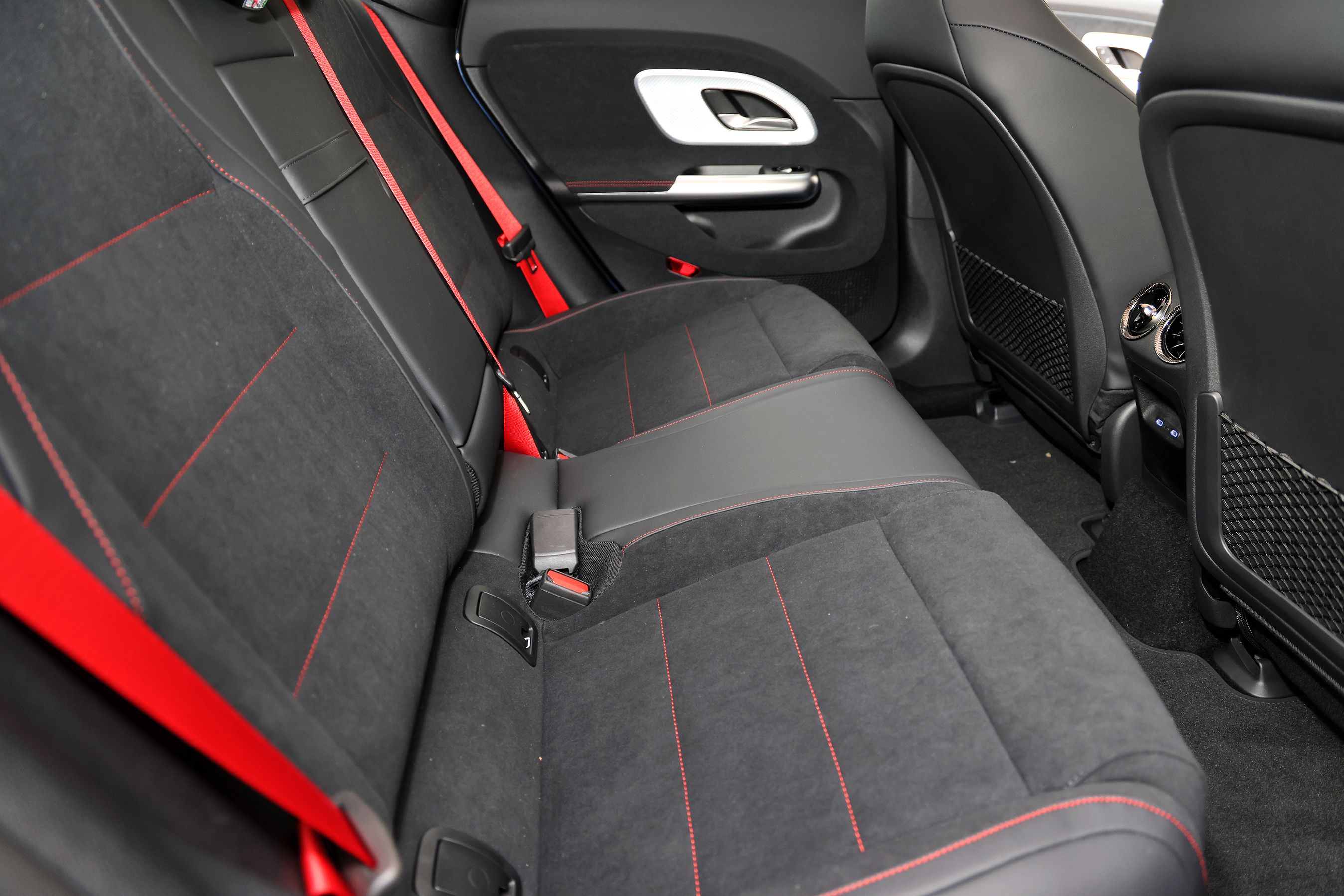 Bagsædet på en Mercedes-Benz CLA sedan. 