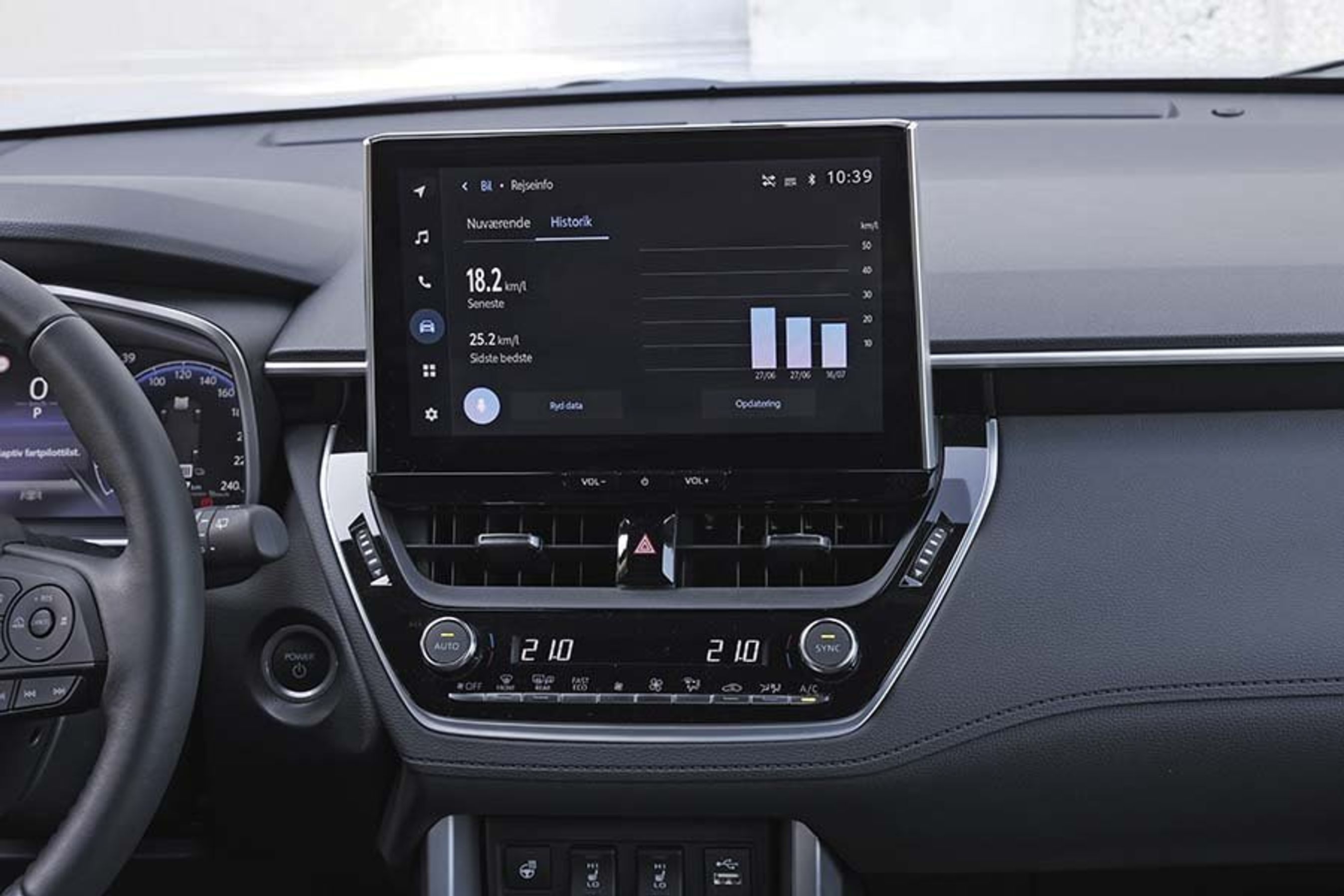 Stor skærm i kabinen i en Toyota Corolla Cross.