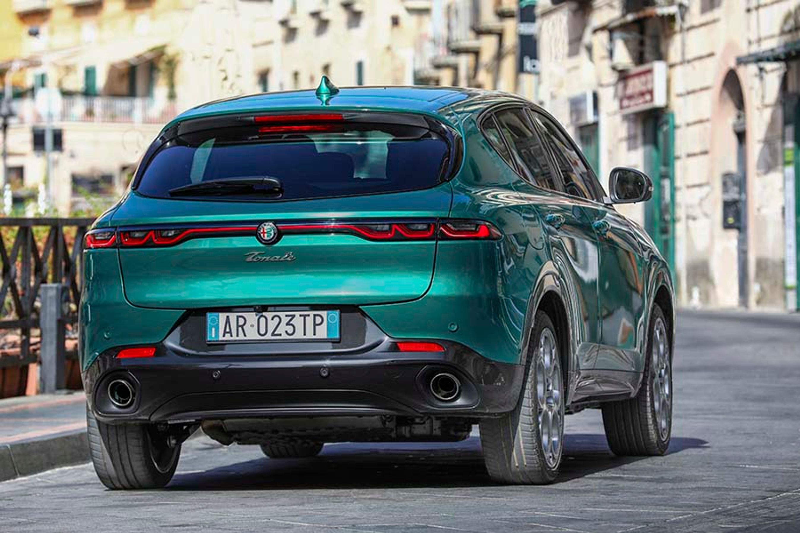 Bagtil er baglygterne vokset sammen under bagruden. De har en flot sinus-kurve-grafik, der er inspireret af forlygternes tre buer i hver side. Baglygterne er altid tændt.