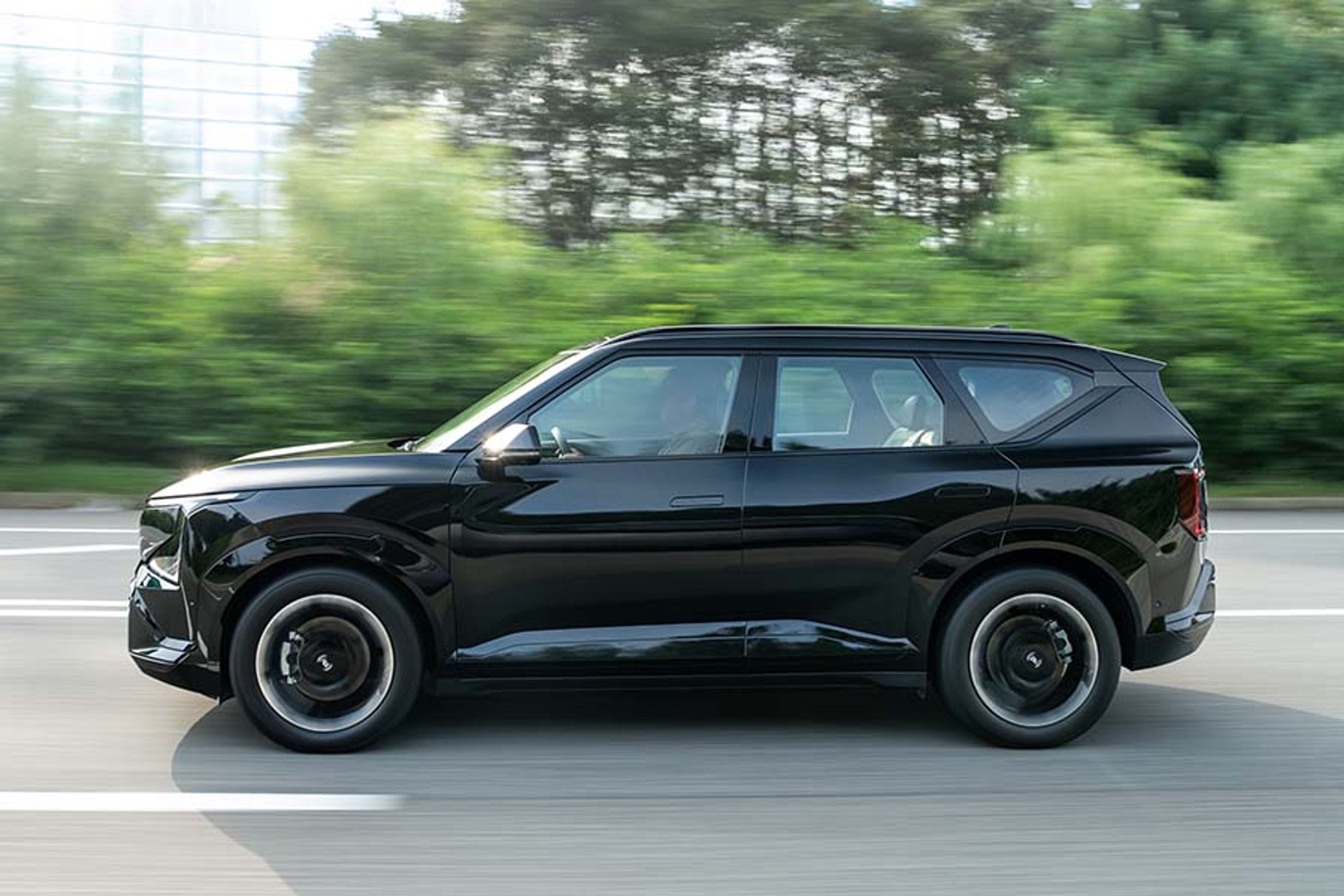 Med en længde på 4,6 meter er EV5 en ret stor elbil, der let huser fem personer og en god mængde bagage. Akselafstanden er på 2,75 meter.