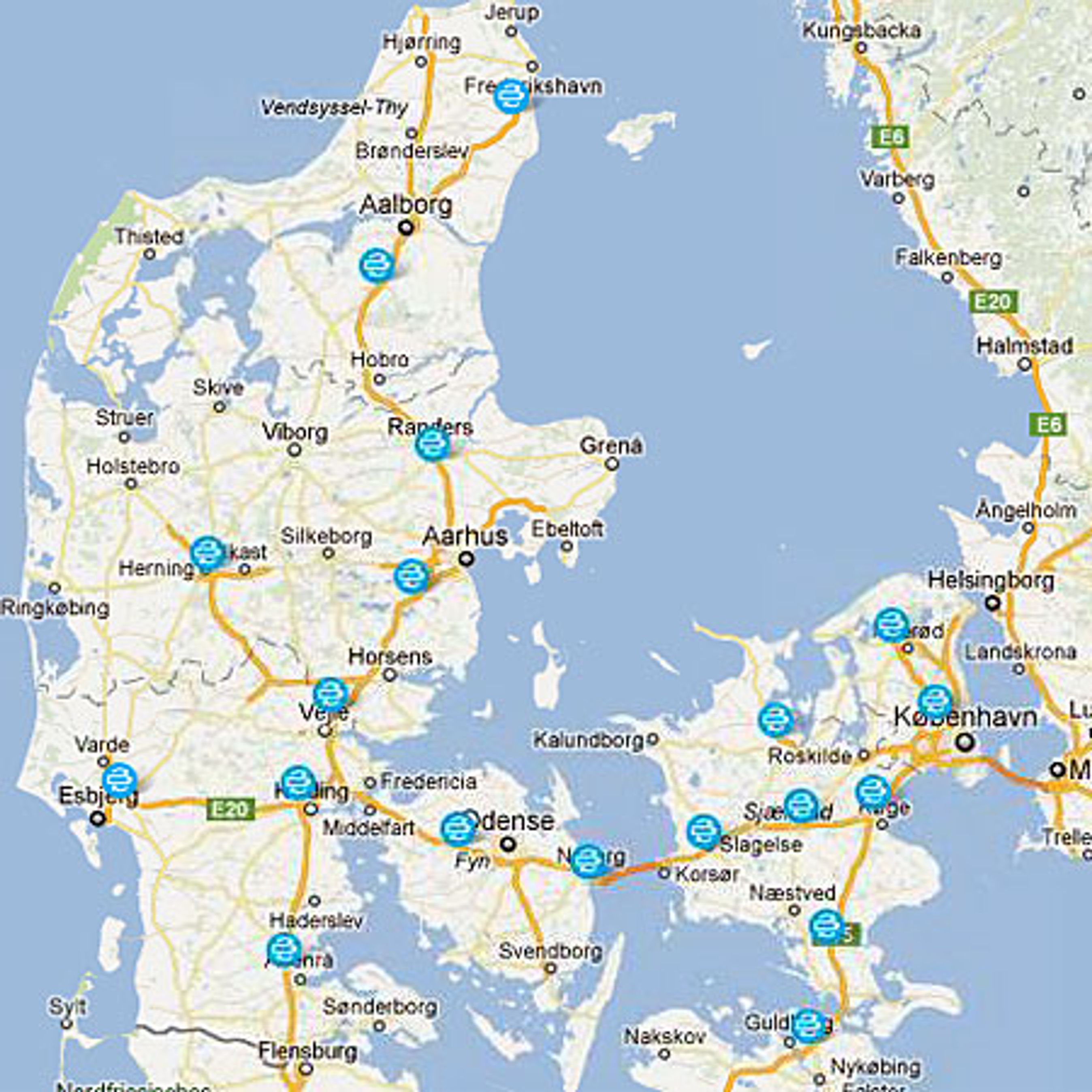 Placeringen af de ca. 20 planlagte skiftestationer. Kildebjerg-stationerne lukker et kritisk hul på Fyn. Herning, Ringsted og Hillerød er stadig uvisse.