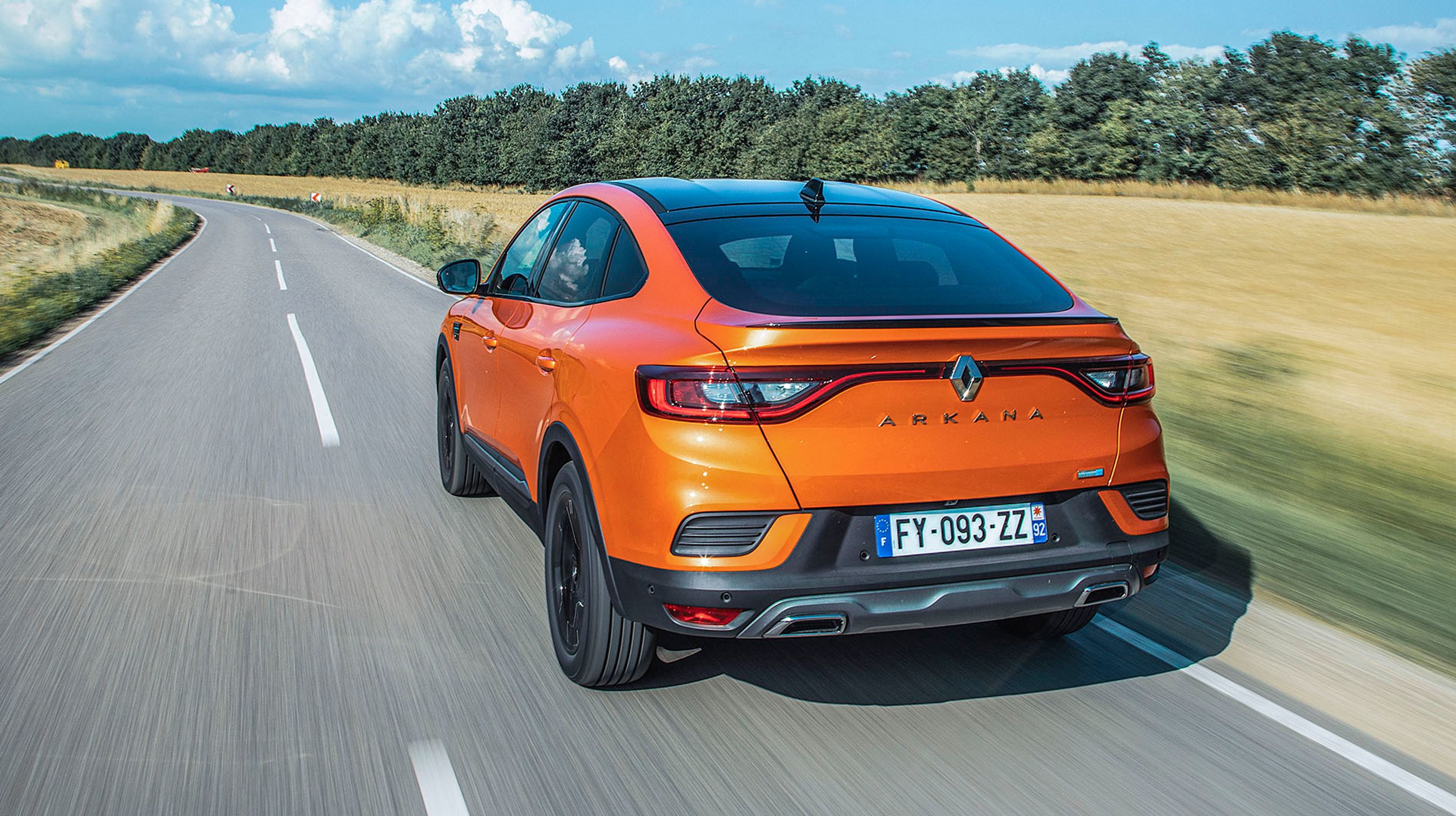 Bagenden skråner fra tag til baglygter og giver Arkana et coupé-lignende udseende. Her er det R.S. Line-udgaven, som er eneste, der fås i denne orange farve.