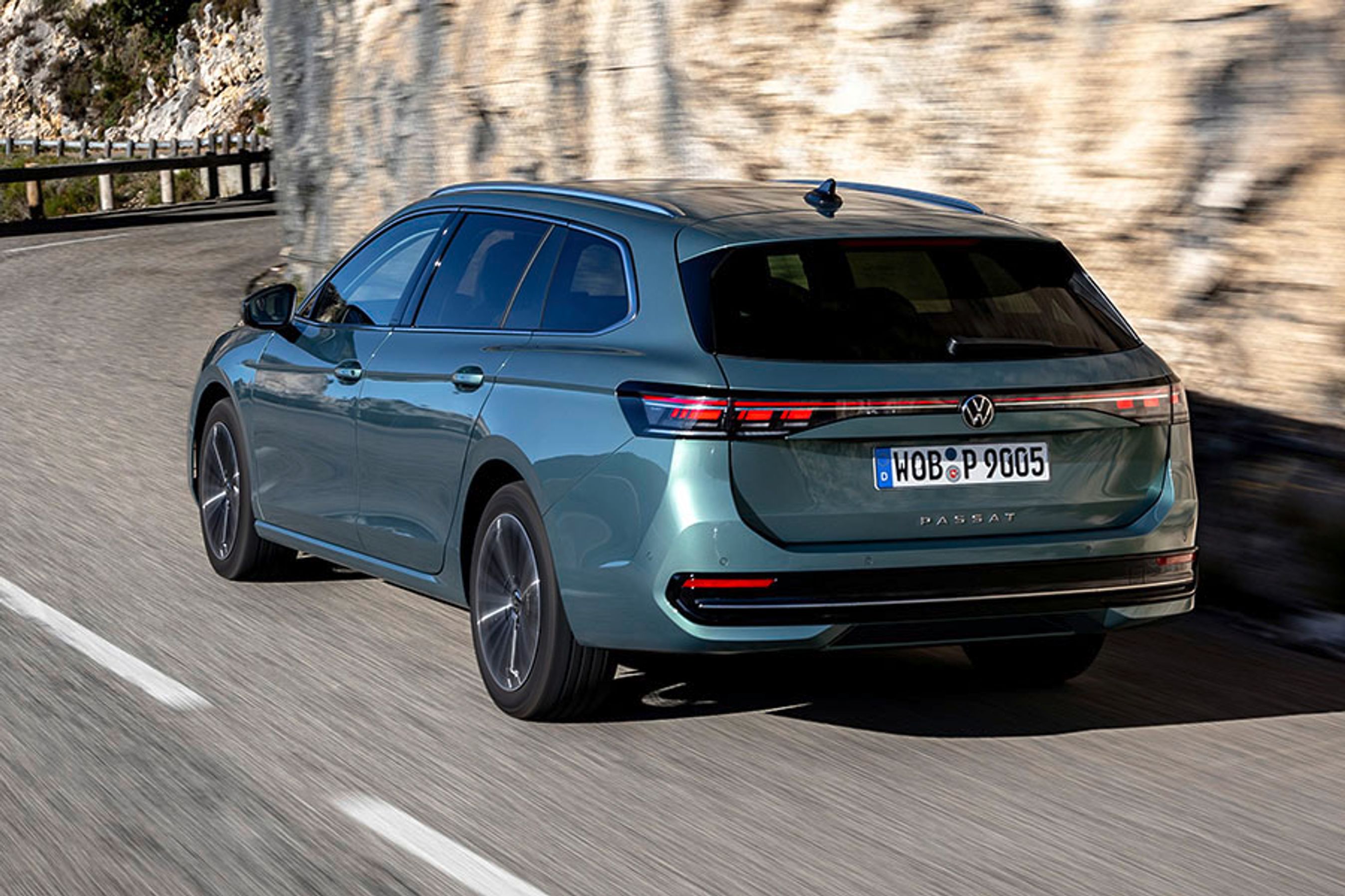 Passat fås nu kun som Variant, hvilket er VW’s navn for en stationcar. Formen er klassisk med vægten lagt på rummelighed, og Passat rummer således 690 liter i bagagerummet.
