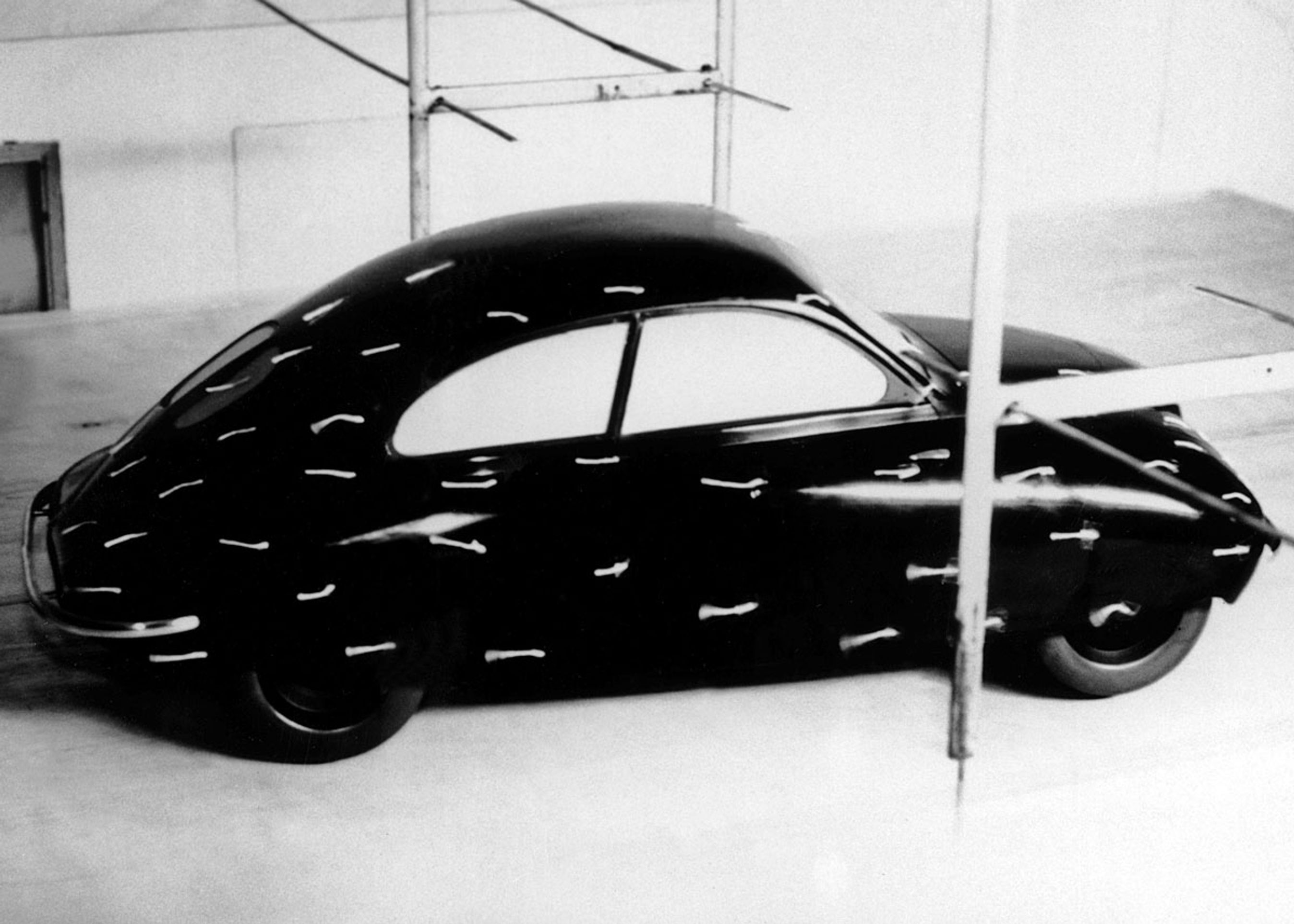 God aerodynamik var fra starten et af Saabs adelsmærker. Her vindtunneltestes en model af den første prototype, Ur-Saaben .