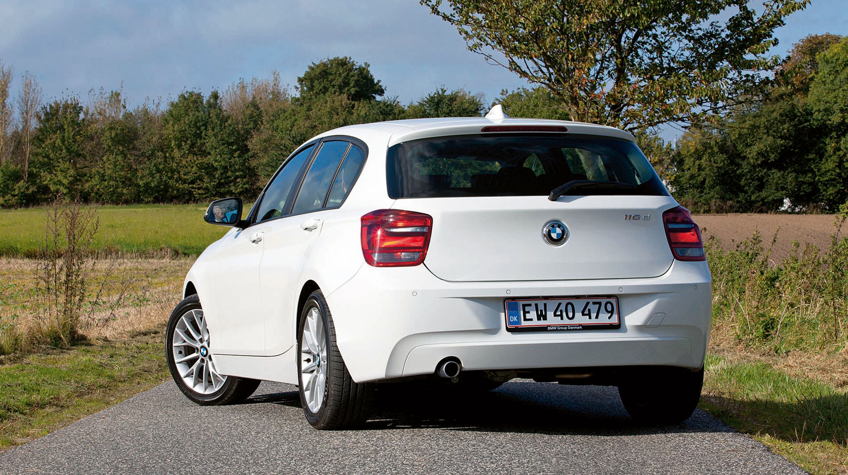 Designet bagfra er mere opløftende at se på end forenden. Linjerne fra bilens side er integreret i baglygterne og herefter i bagendens design, og det gør 1-serien spændende at se på. Hvid og sort er forståeligt nok populært: metalfarver koster 14.481 kr.