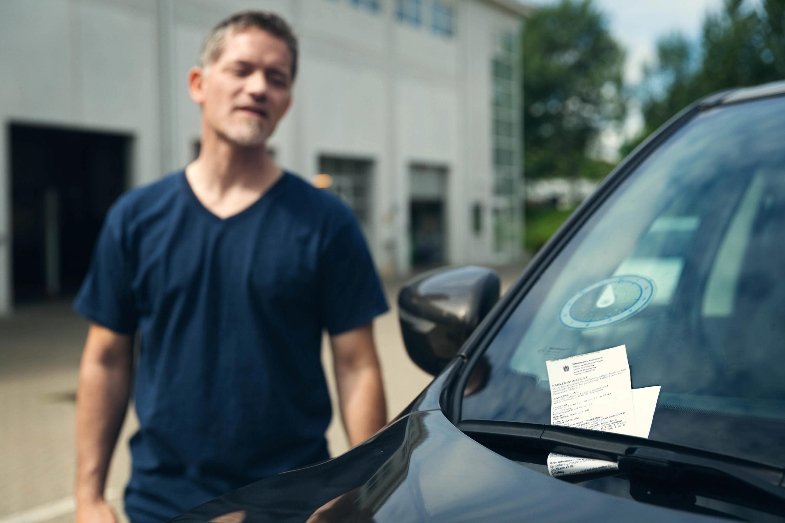 Mand opdager p-afgift på sin forrude.