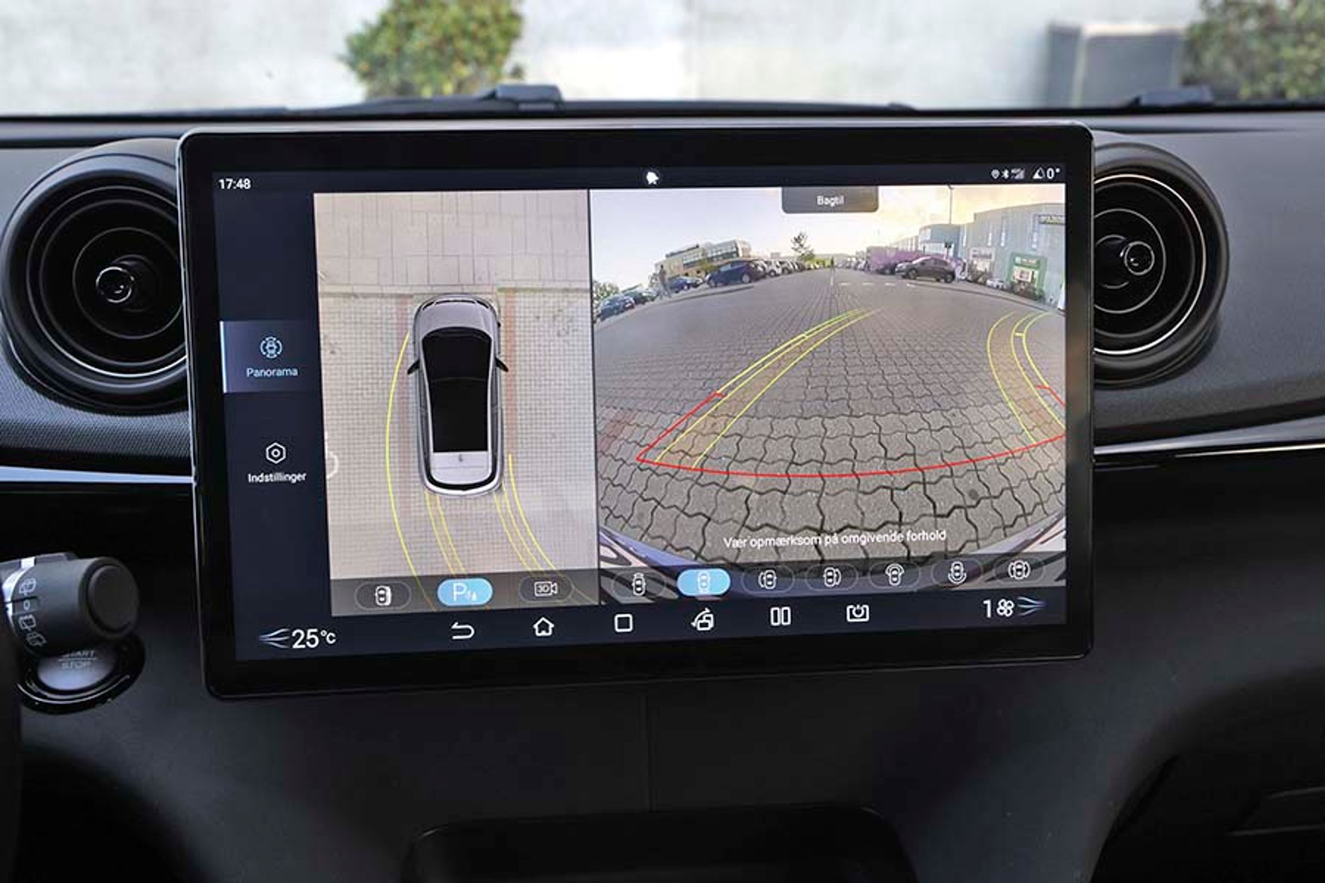 Bak-kameraet er fint og giver både et billede bagud eller til siderne foruden et billede af bilen set oppe fra. Kombineret med p-sensorer for og bag burde man kunne slippe for at køre ind i noget.