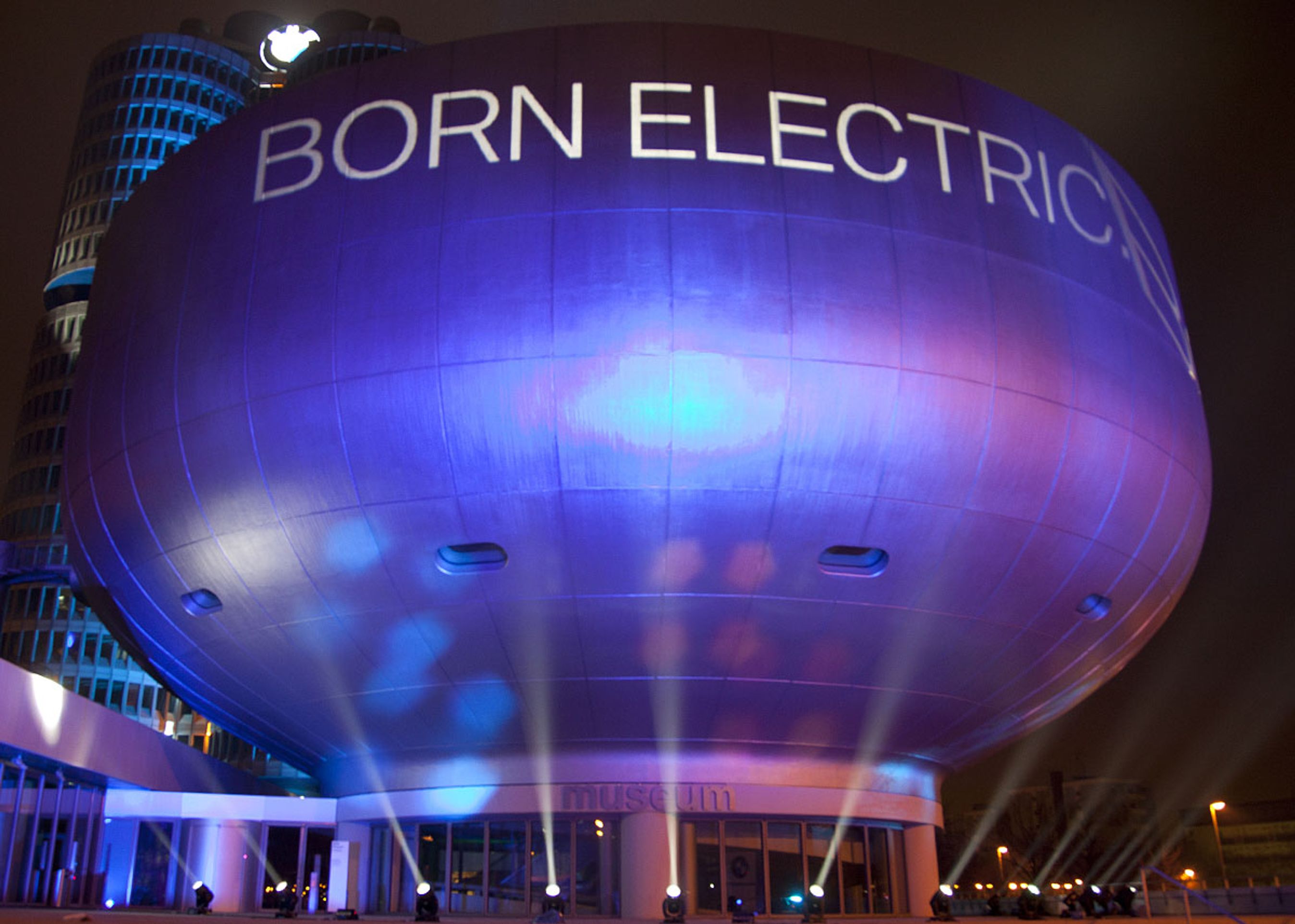 BMW går nye veje: Ved en ceremoni ved hovedkvarteret i München blev BMW "Born Electric" og breder sig ud mod mobilitet, der ikke kun handler om egen bil.