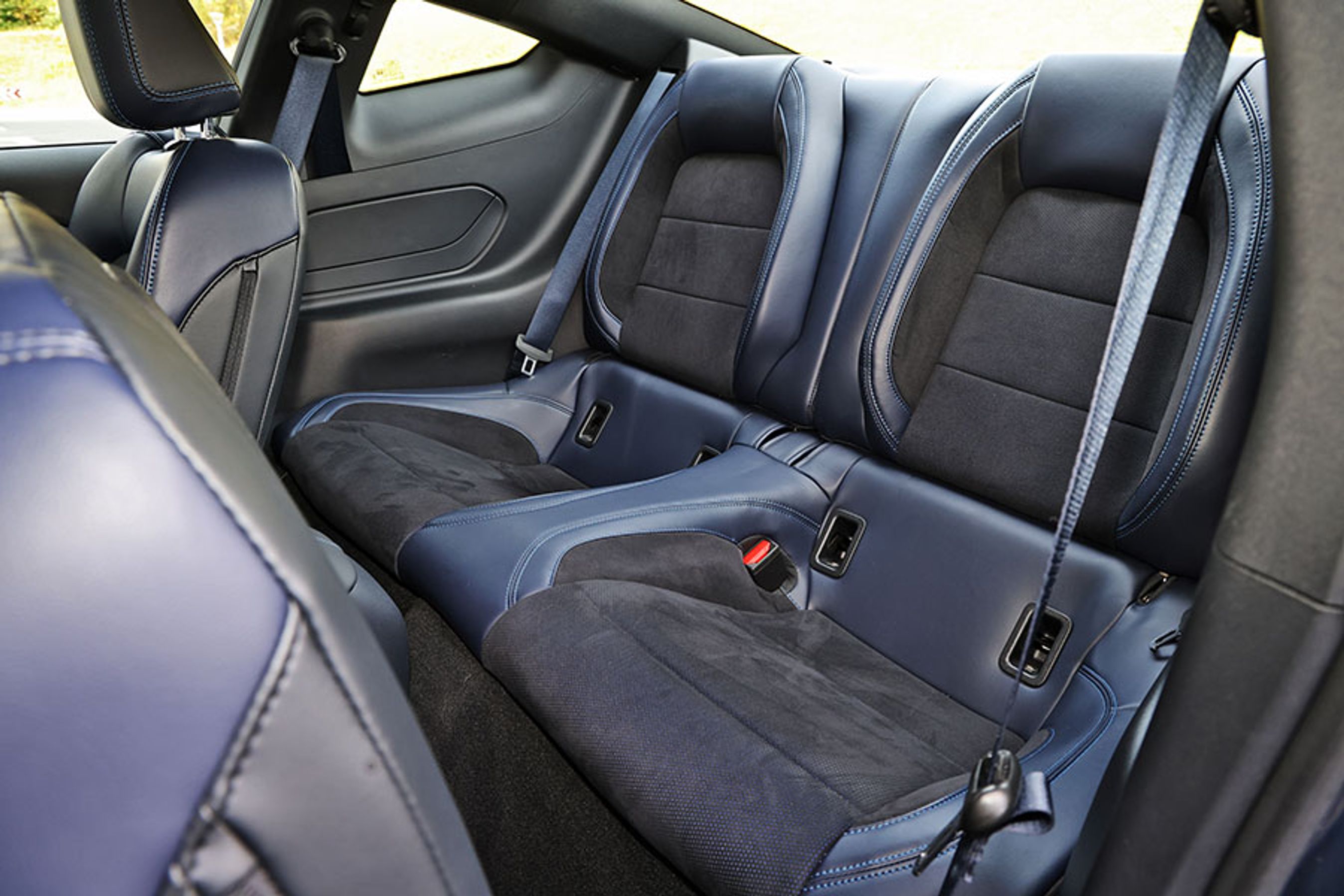 Der er fine skålformede bagsæder, så der formelt set er plads til fire personer. Men kabinen er ikke specielt lang, så hvis føreren er over 185 cm høj, er der ingen benplads på bagsædet. De er mest til pynt for mange og er et sted, du kan lægge din jakke eller cowboyhat. 