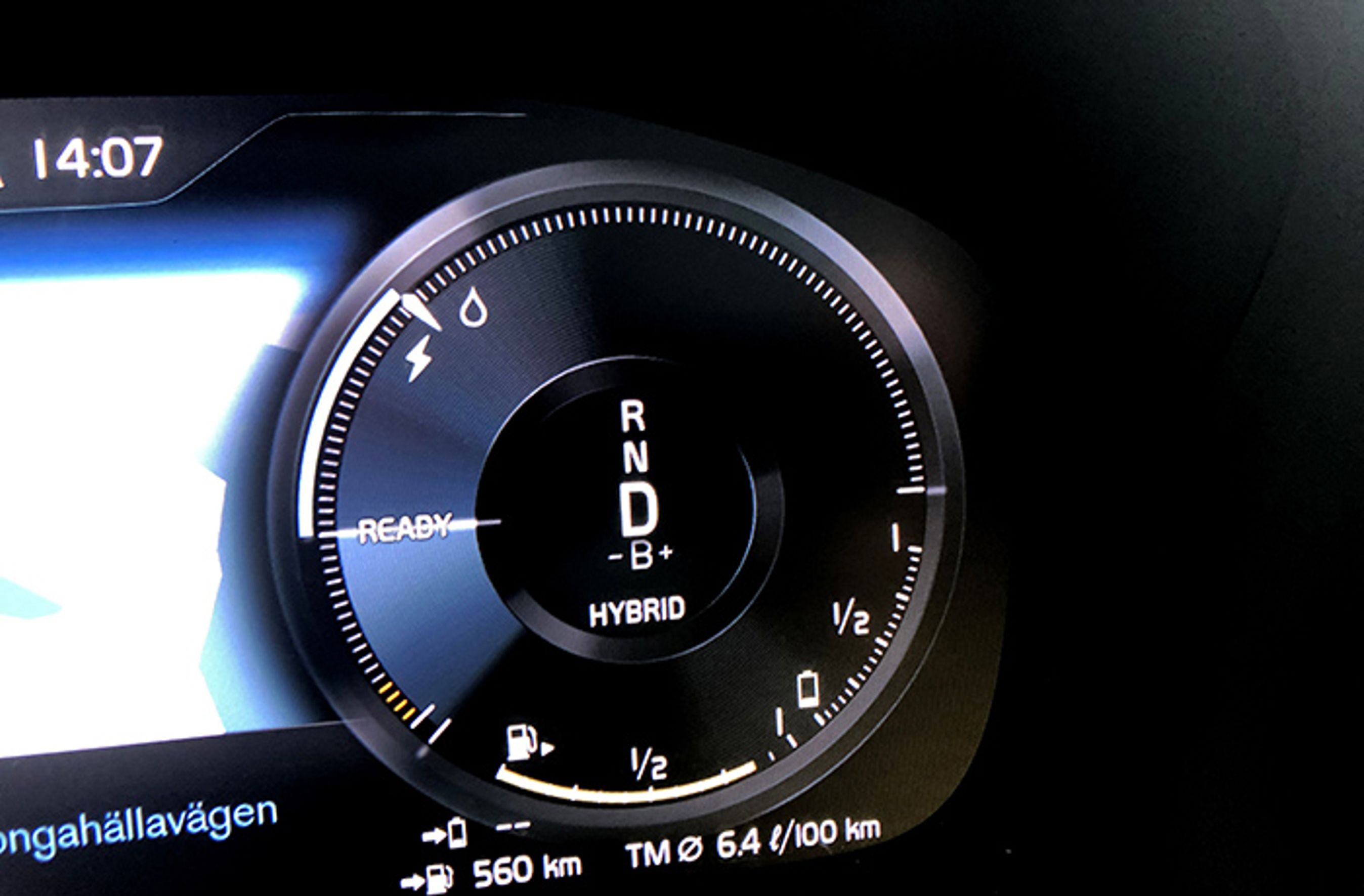 I det digitale instrumenthus, som kan have flere indstillinger, ses bl.a. rækkevidde på strøm, det aktuelle energiforbrug, batteriets ladetilstand og om benzinmotoren er i gang eller ej.