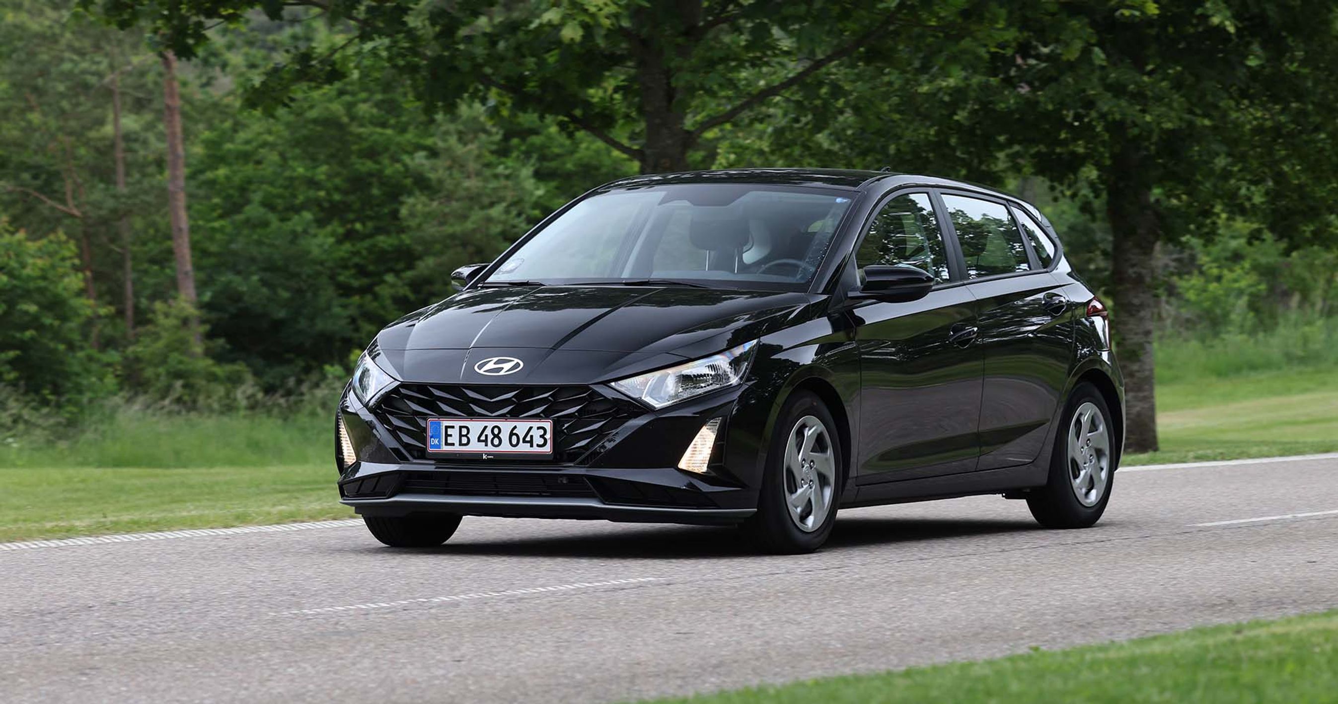 Sort Hyundai i20 kører på vej