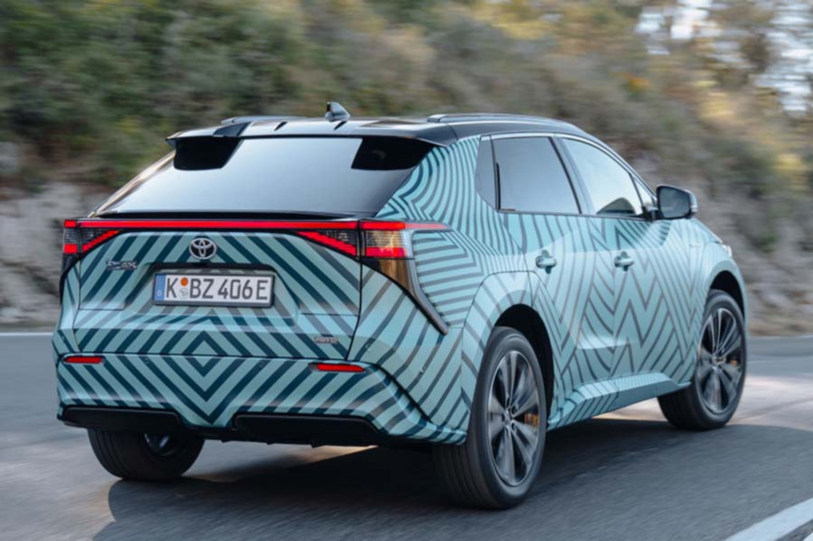 Bagtil er baglygterne forbundet med et lygtebånd, mens et par enorme spoilere over bagruden sikrer en god aerodynamik.