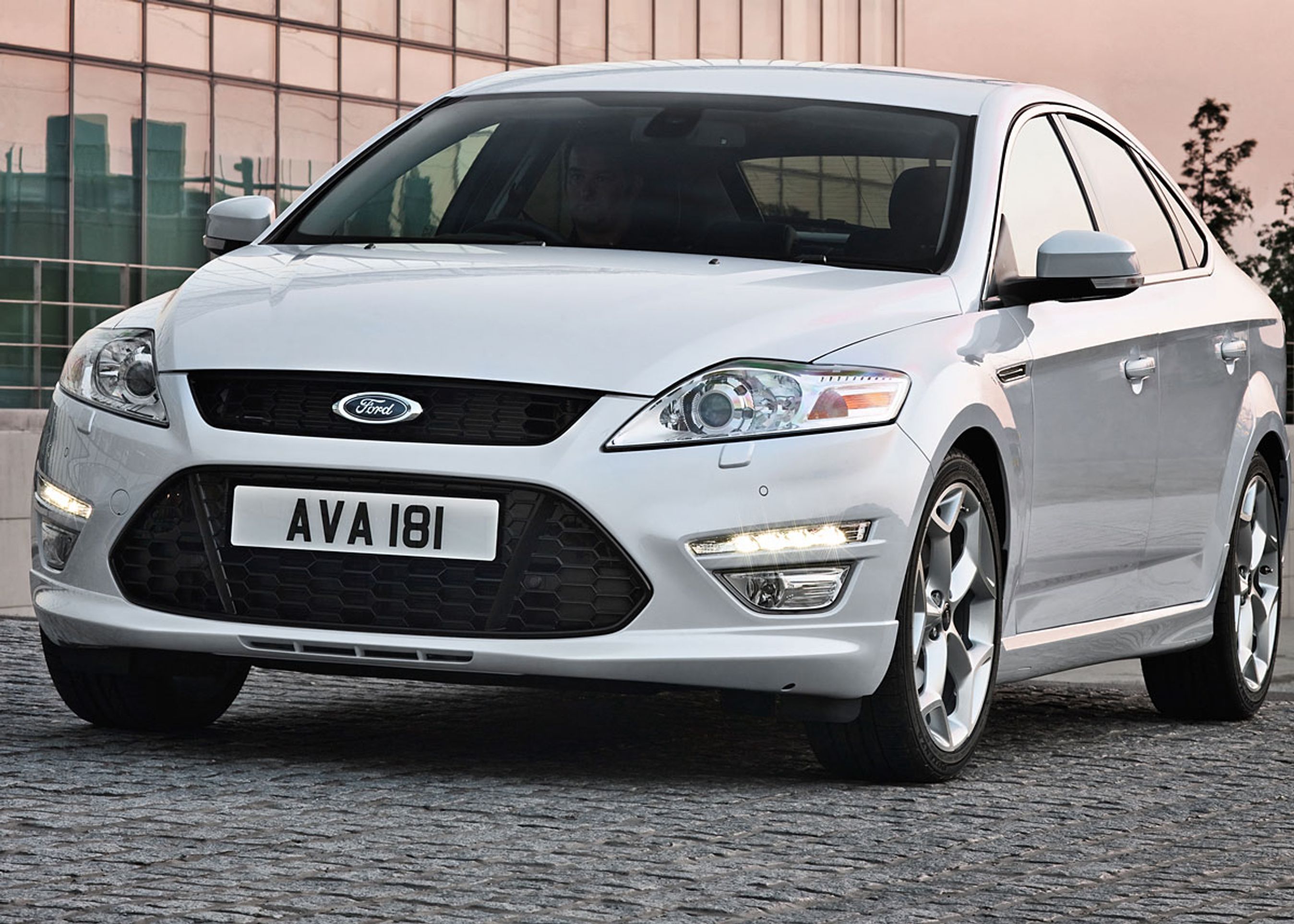 Mondeo har fået et affdæmpet, men tydeligt facelift af fronten. To nye motorer i den høje ende lanceres samtidig.