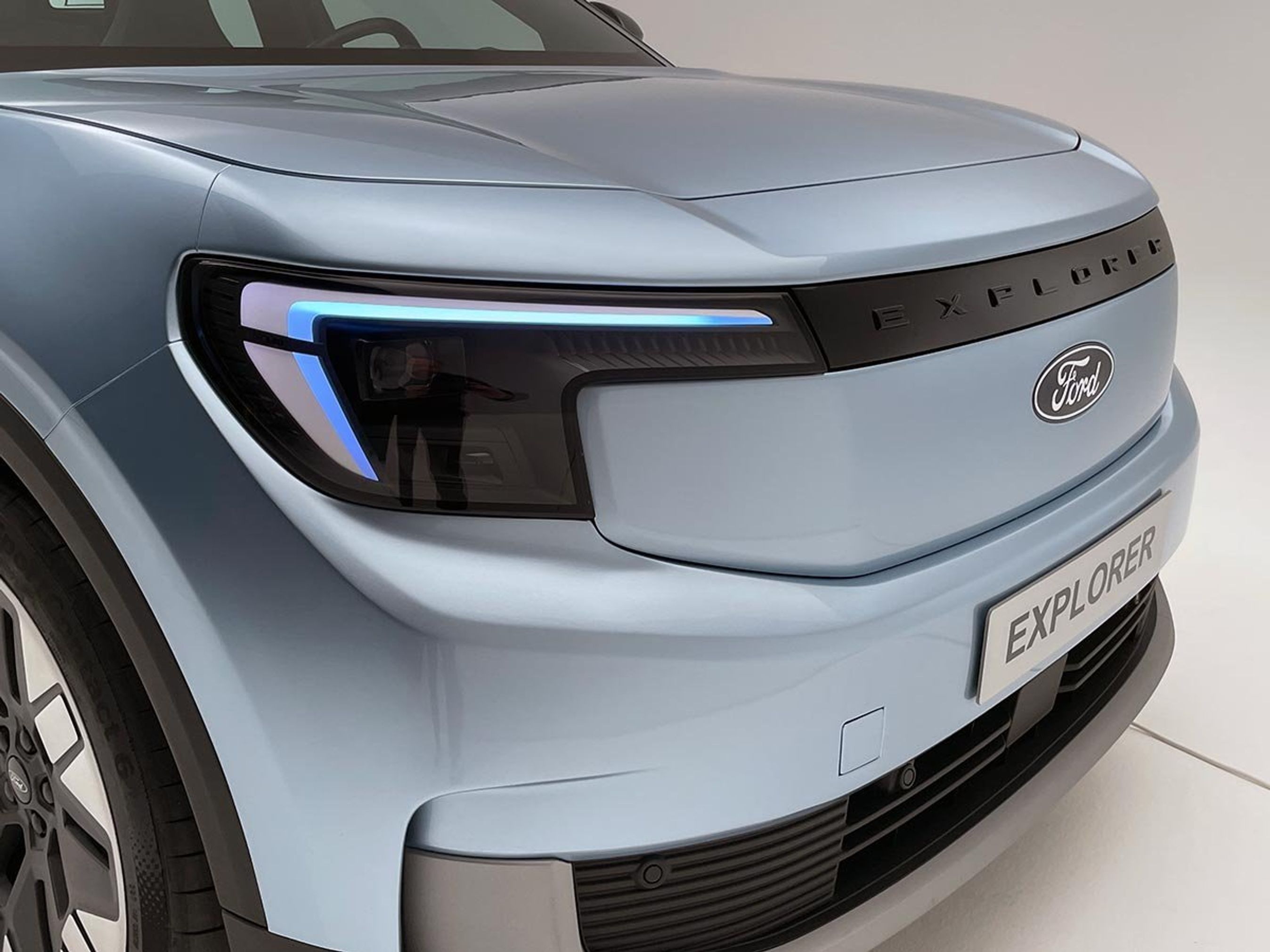 Explorer har fået en solid og ret lodret front. Det sorte panel med navnetrækket er en hilsen fra den ”rigtige” Explorer. Det er lykkedes Ford trods alt at give bilen en rimelig luftmodstand ved at runde hjørnerne af både for og bag.