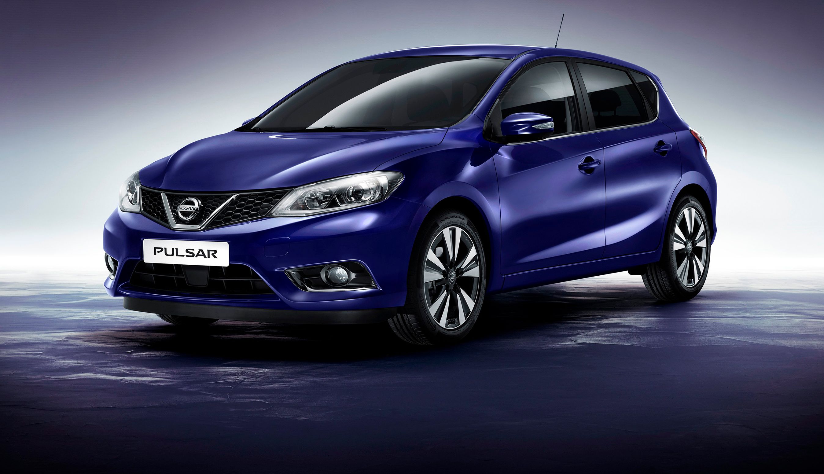 Nissan Pulsar er en traditionel femdørs hatchback.