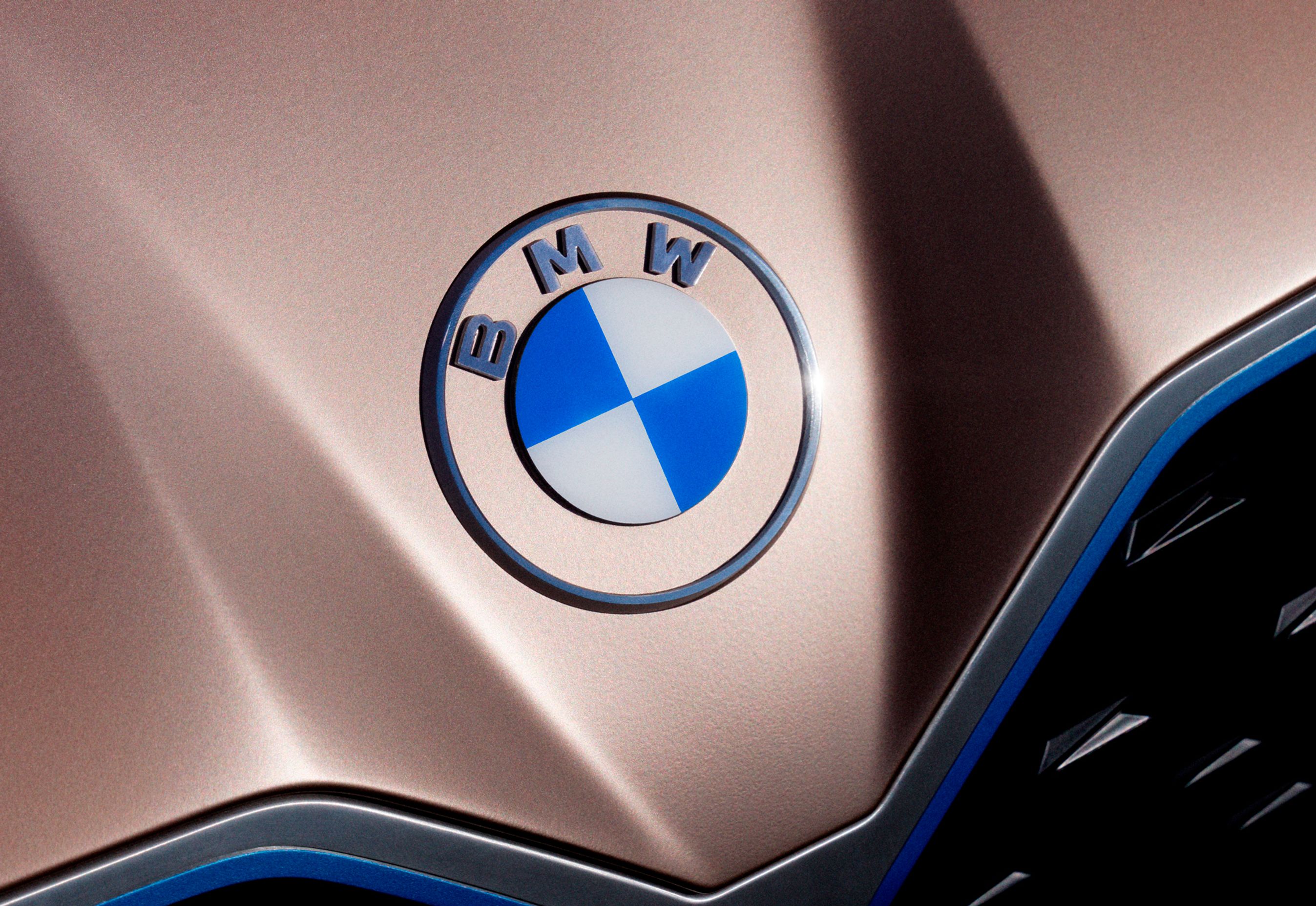 BMWs nye logo præsenteret på konceptbilen i4.